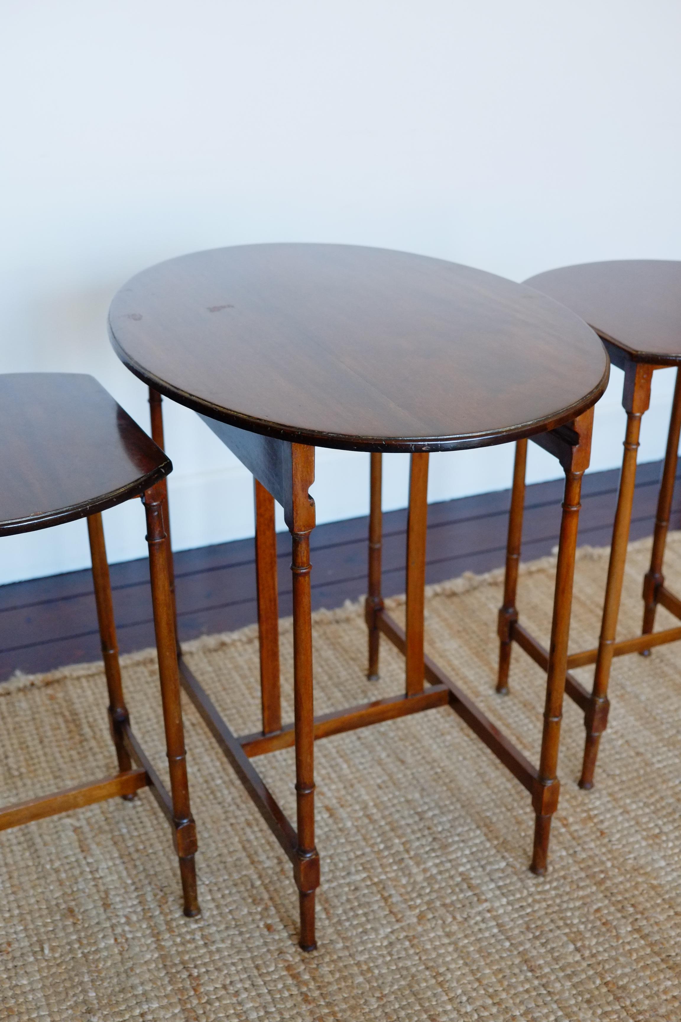 Hand-Crafted A tall set of 3 Antique mahogany oval nesting tables. England c.1900 For Sale