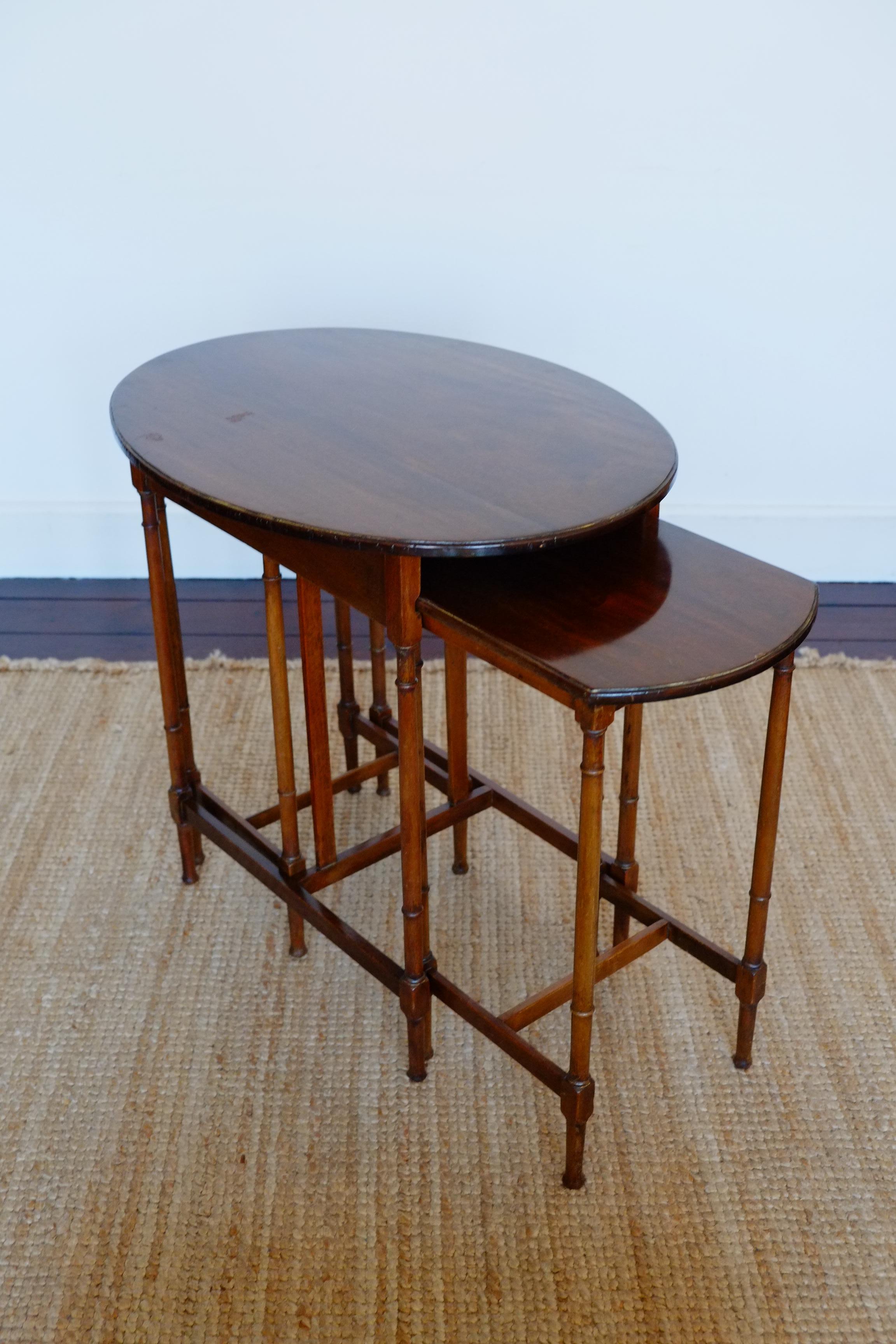 A tall set of 3 Antique mahogany oval nesting tables. England c.1900 In Good Condition For Sale In Leicester, GB