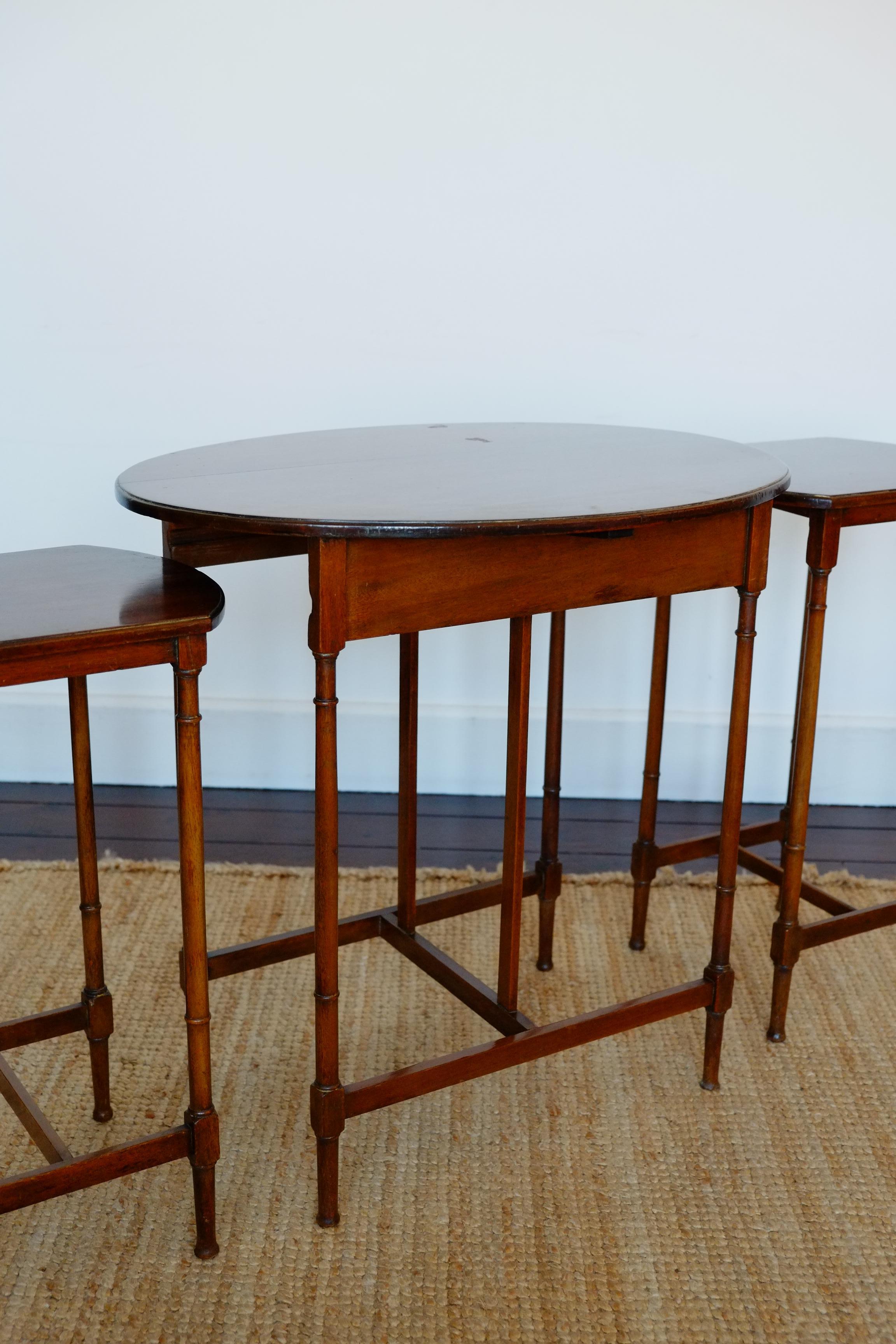 Early 20th Century A tall set of 3 Antique mahogany oval nesting tables. England c.1900 For Sale