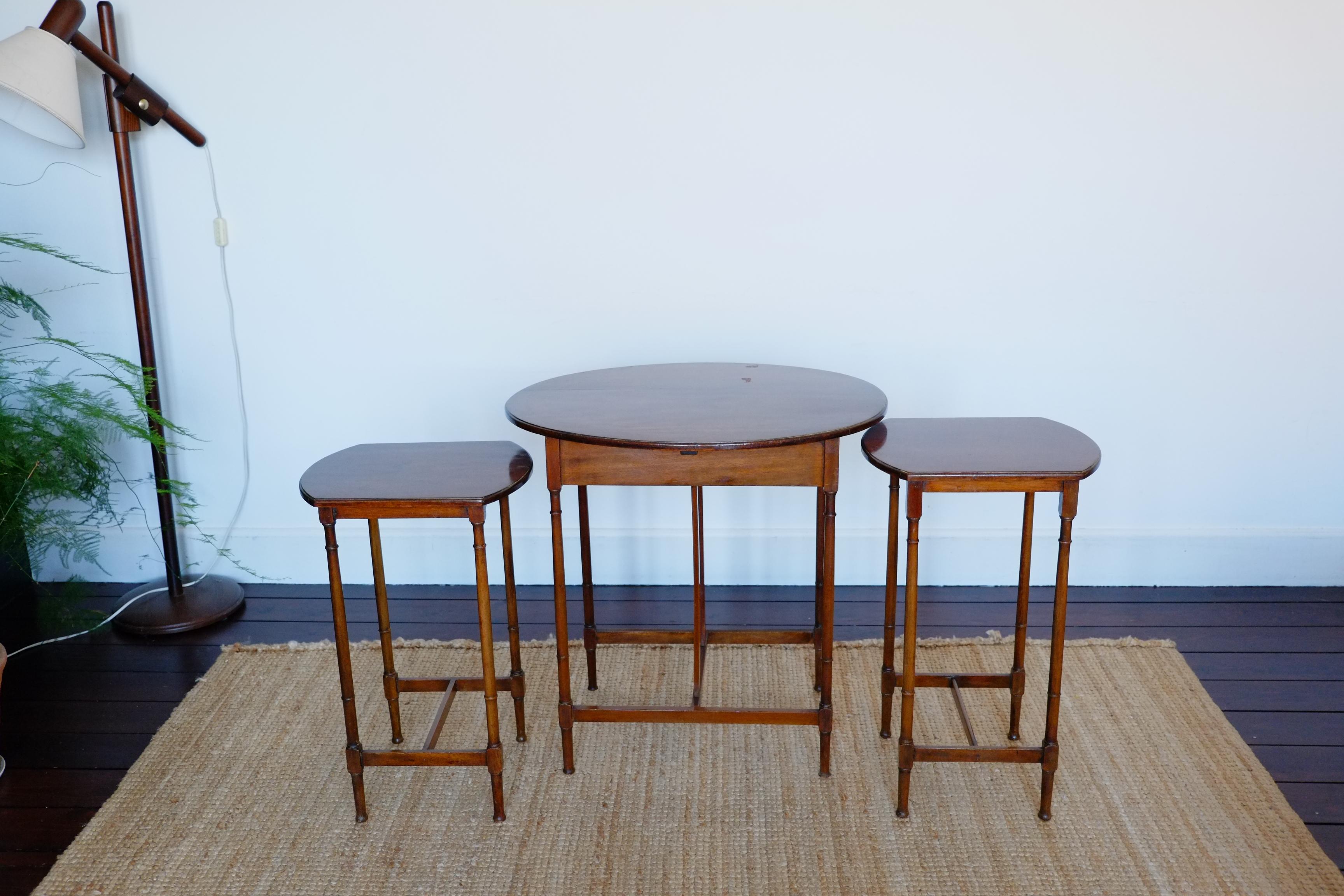 Mahogany A tall set of 3 Antique mahogany oval nesting tables. England c.1900 For Sale
