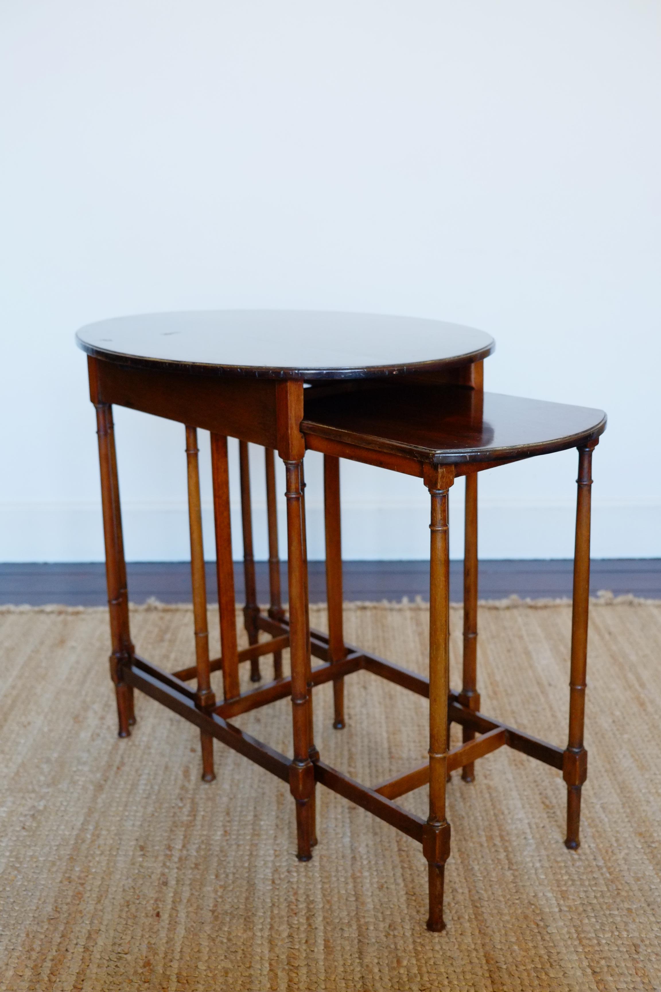 A tall set of 3 Antique mahogany oval nesting tables. England c.1900 For Sale 1