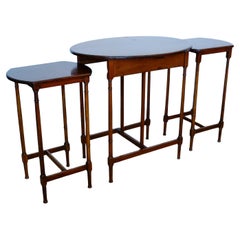 Un grand ensemble de 3 tables gigognes ovales anciennes en acajou. A.I.C. C.C.