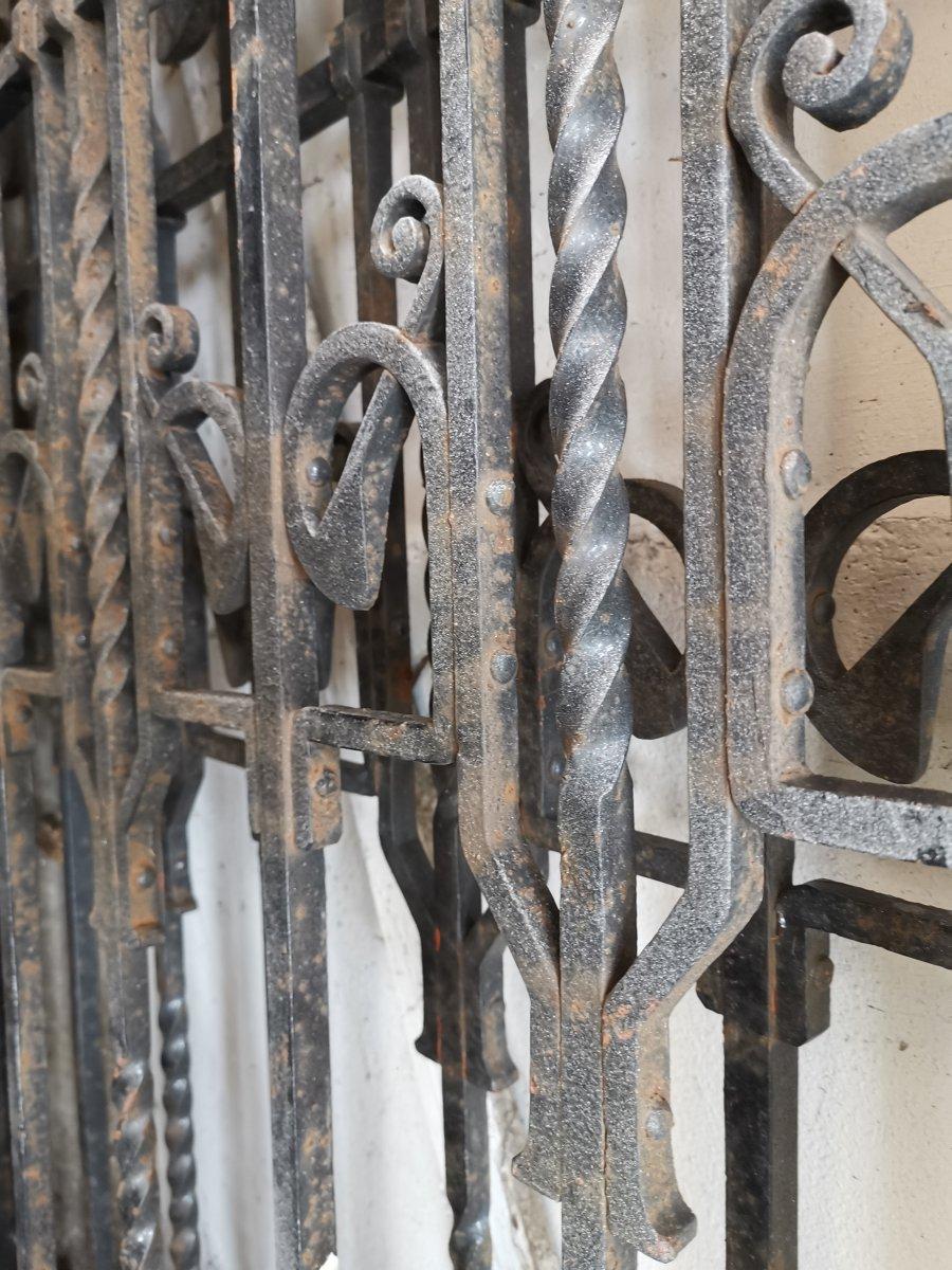 Tall Set of A&C Cast Iron Gates in the Glasgow Style with Split Heart Details For Sale 2
