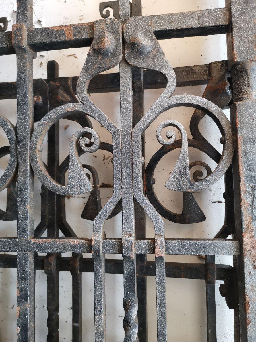 Tall Set of A&C Cast Iron Gates in the Glasgow Style with Split Heart Details In Good Condition For Sale In London, GB
