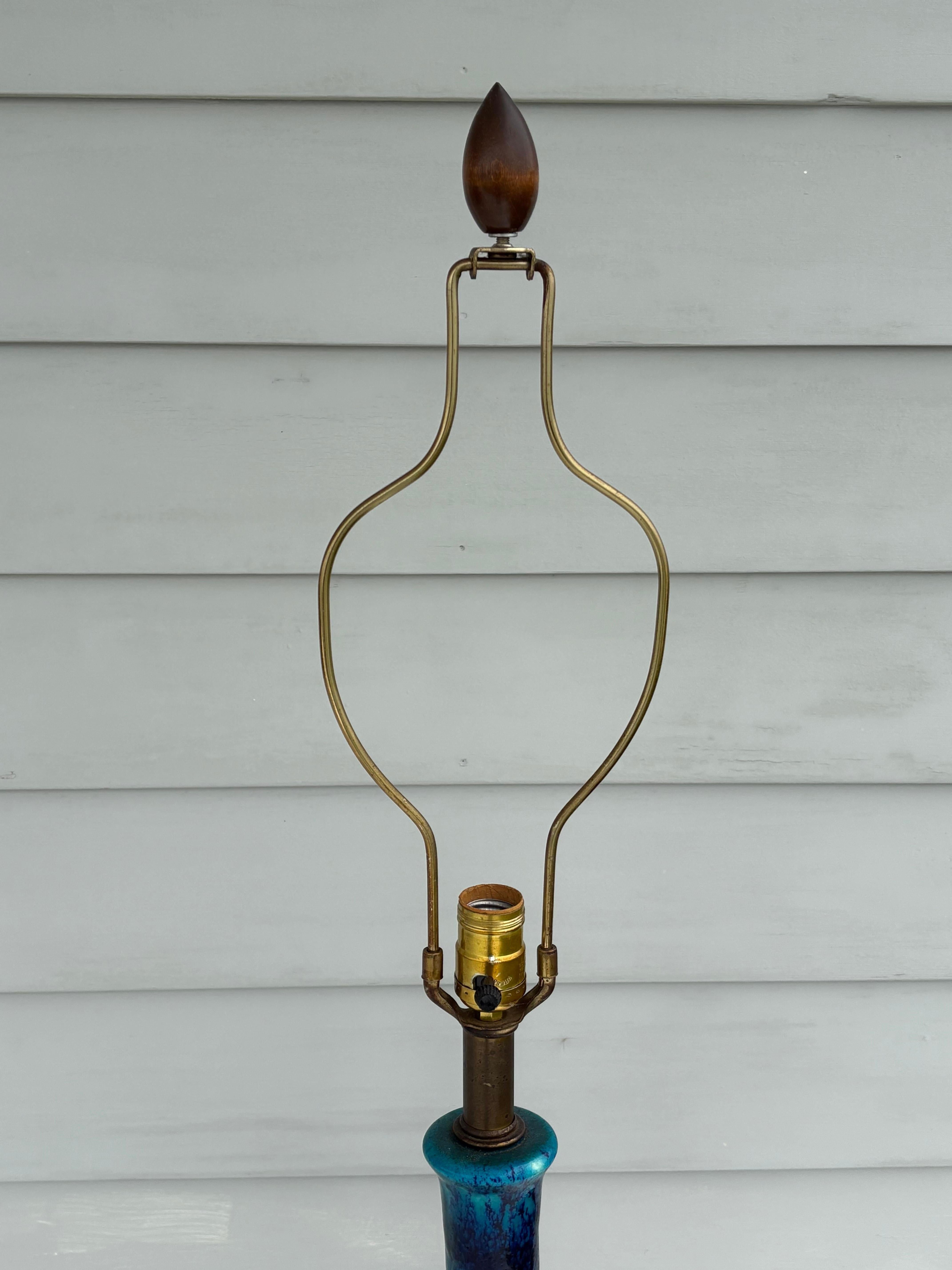 Lampe en céramique bleue émaillée avec un abat-jour tambour psychédélique en vente 4