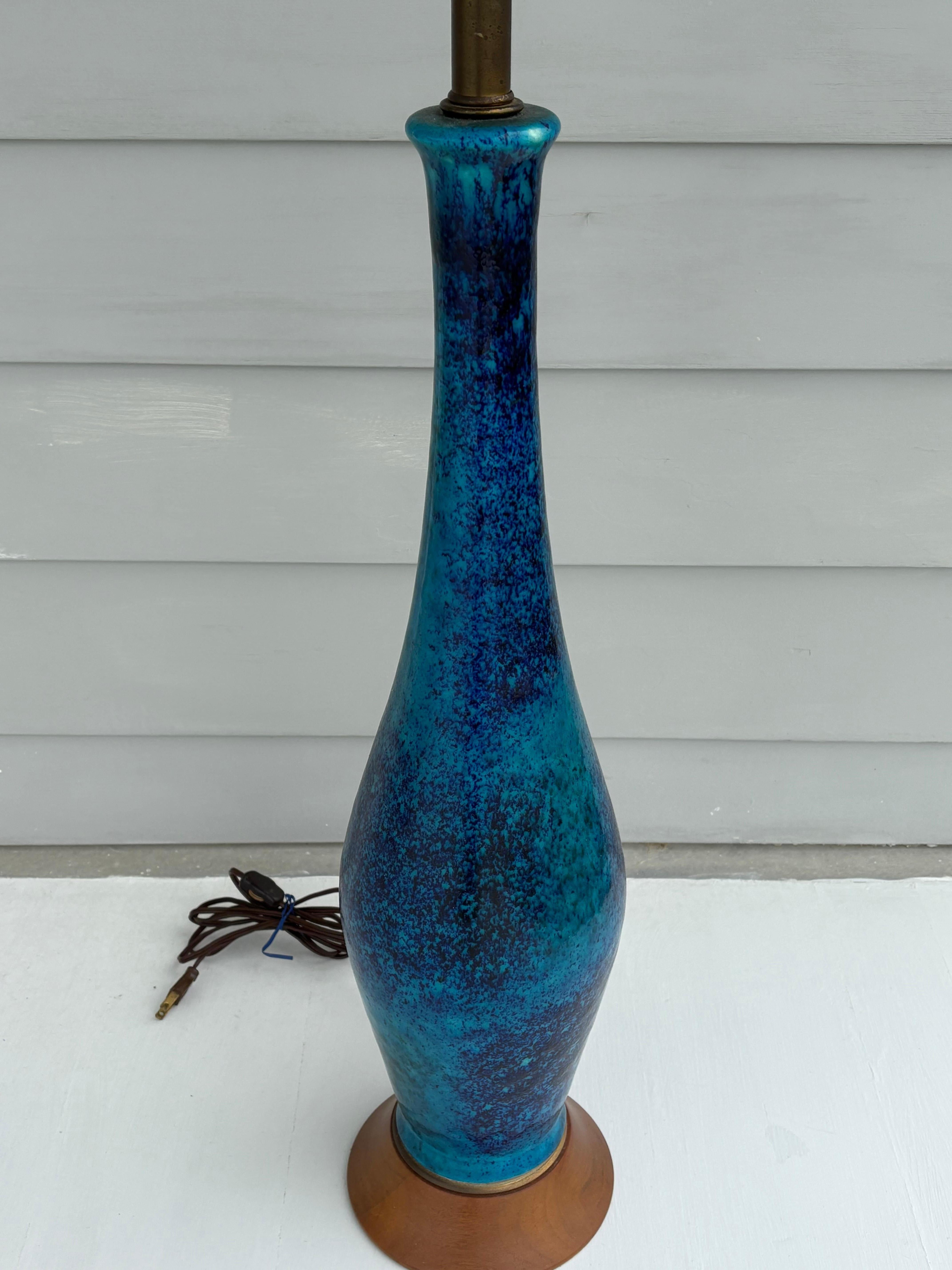 Lampe en céramique bleue émaillée avec un abat-jour tambour psychédélique en vente 6