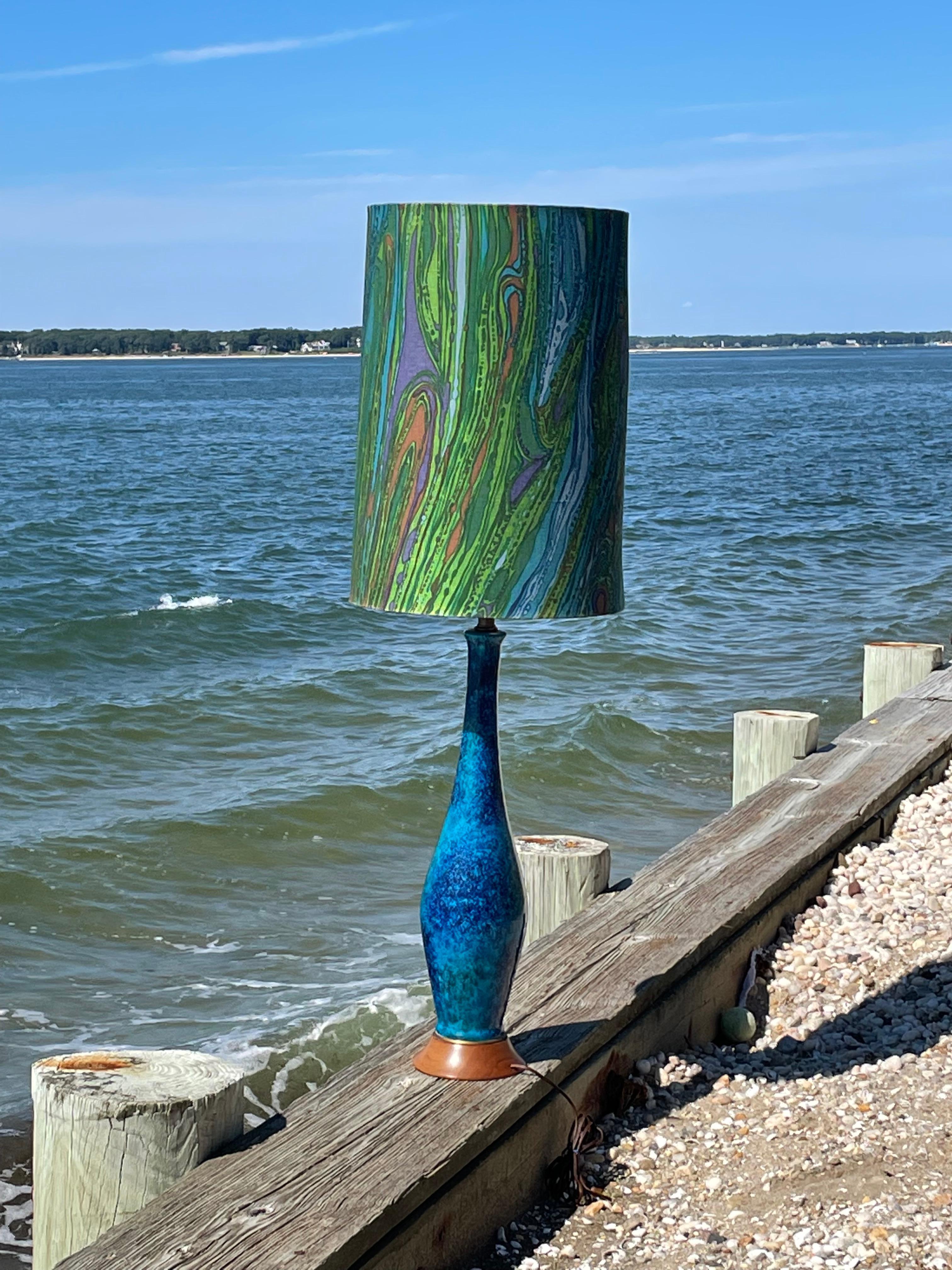 Lampe en céramique bleue émaillée avec un abat-jour tambour psychédélique Bon état - En vente à New York, NY
