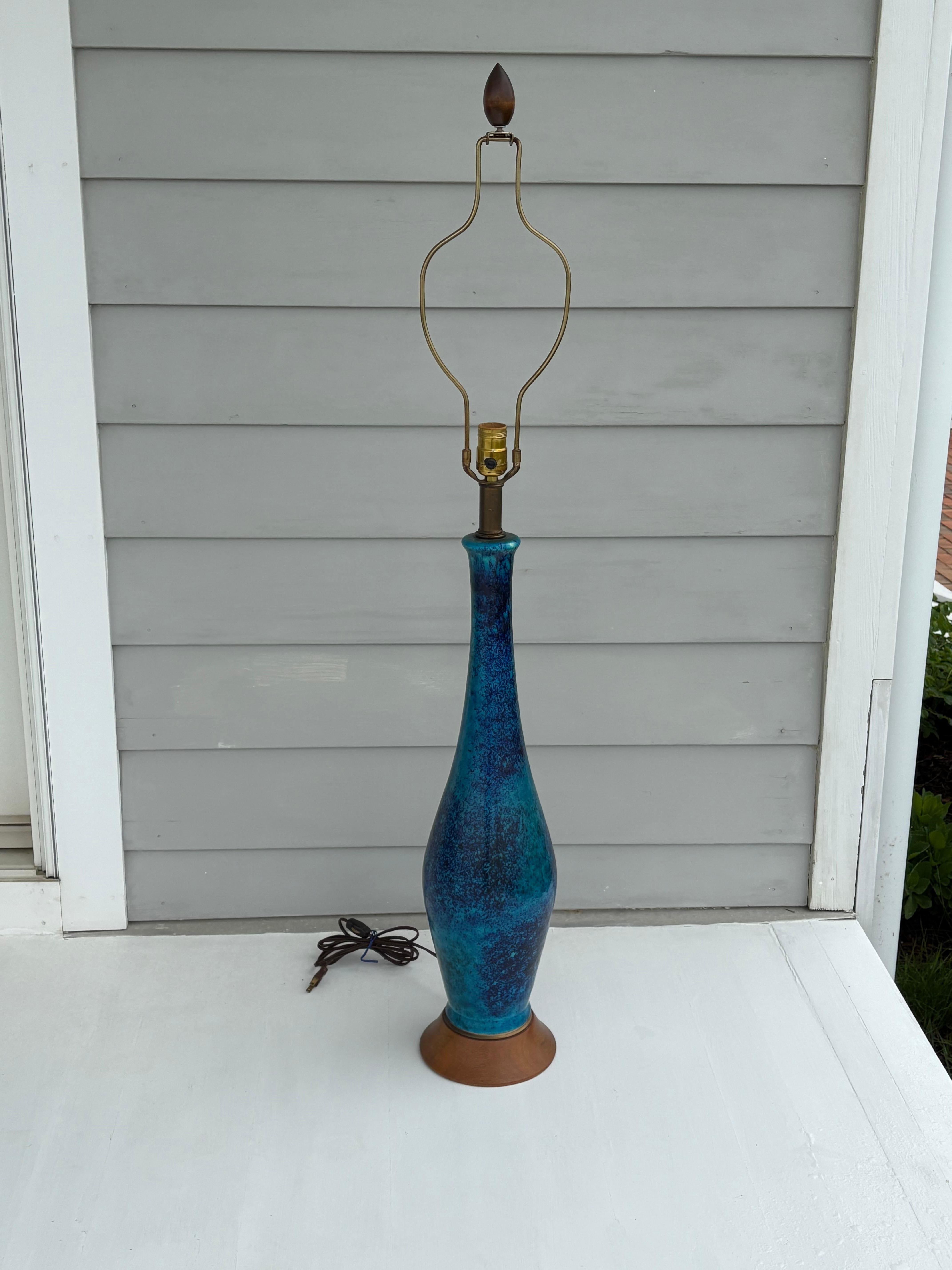 Lampe en céramique bleue émaillée avec un abat-jour tambour psychédélique en vente 3