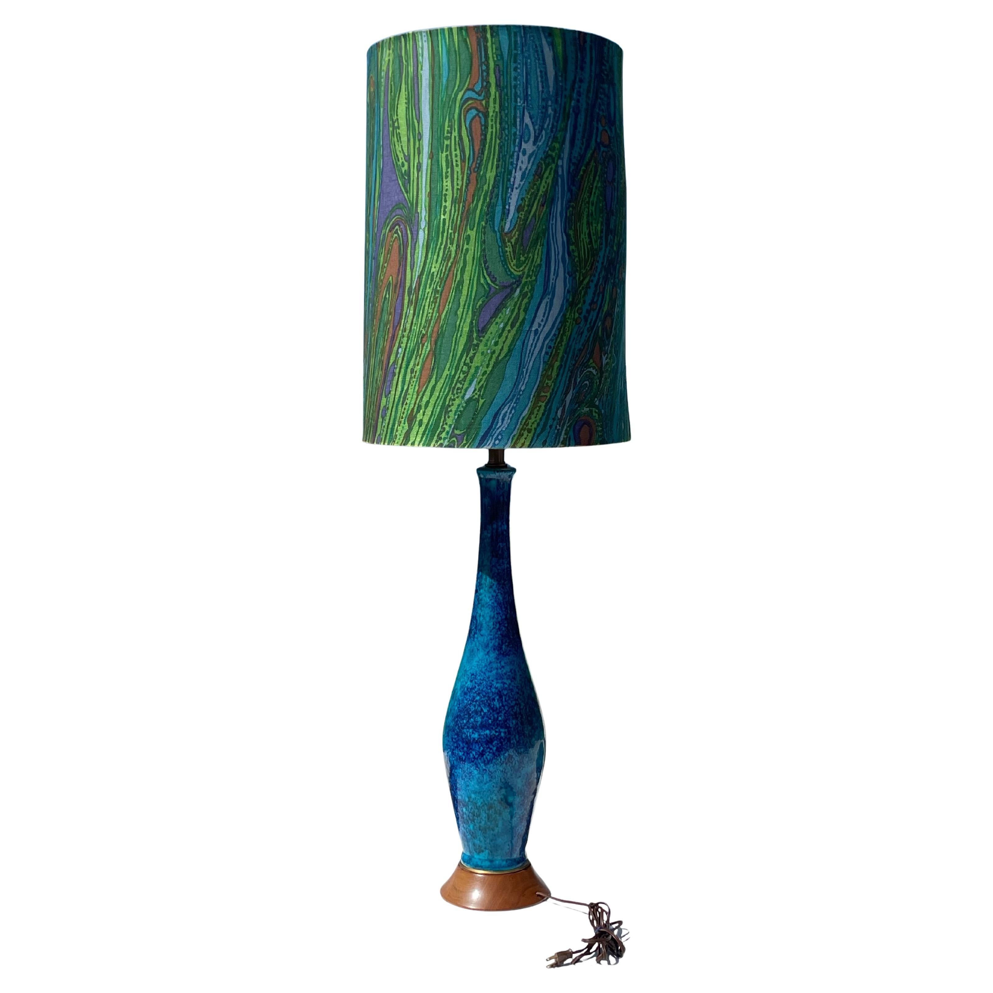 Lampe en céramique bleue émaillée avec un abat-jour tambour psychédélique en vente