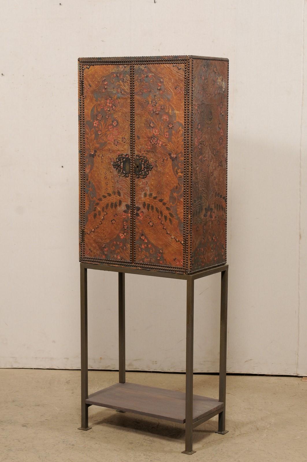 Grand meuble de rangement espagnol ancien en cuir embossé, surmonté d'une base en fer personnalisée en vente 1