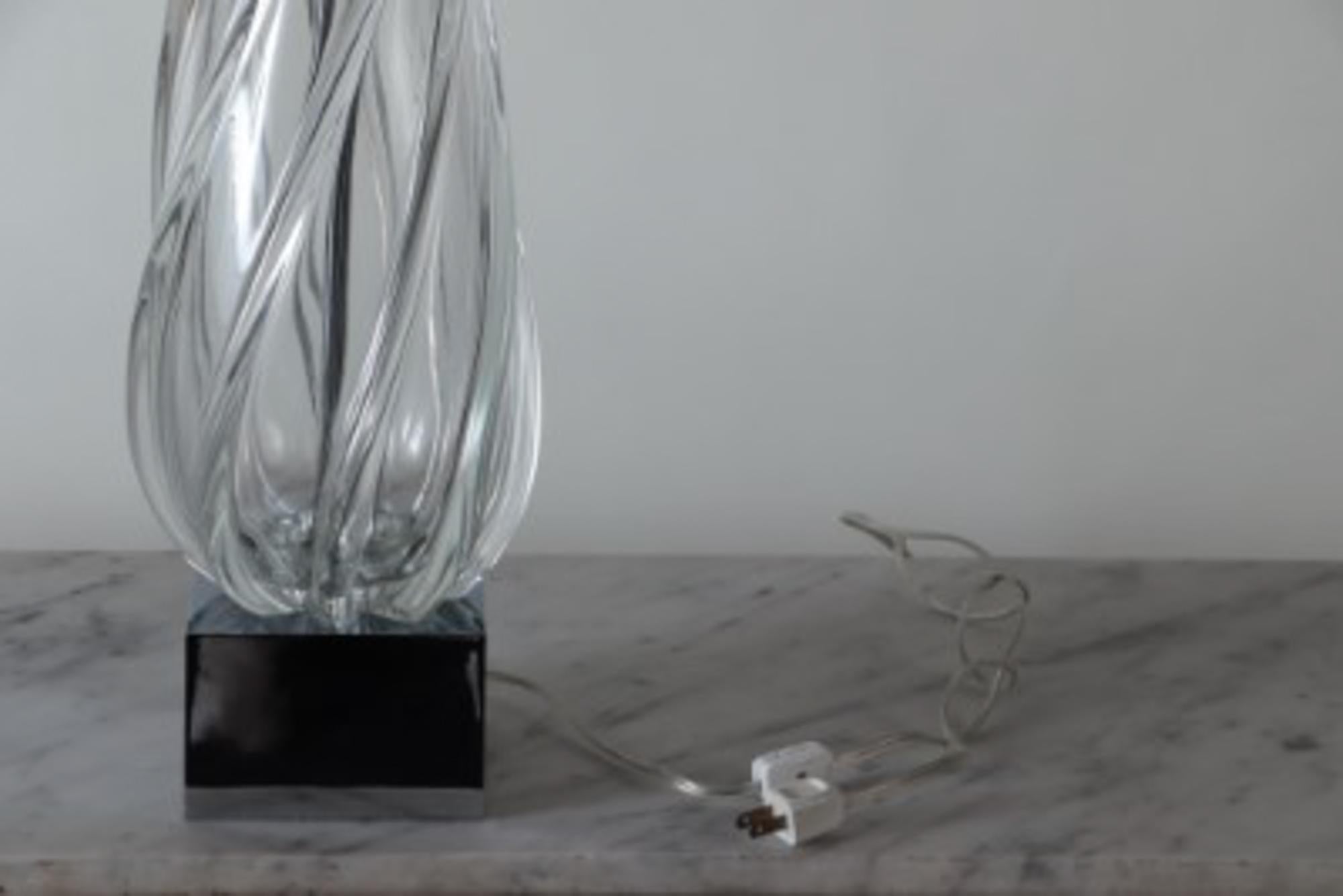 Late 20th Century Tall Swirl Glass Table Lamp on Chrome Base For Sale