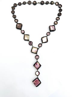 Collana sautoir con talousel e specchio rosa tenue, Line Vautrin, Francia, anni '60