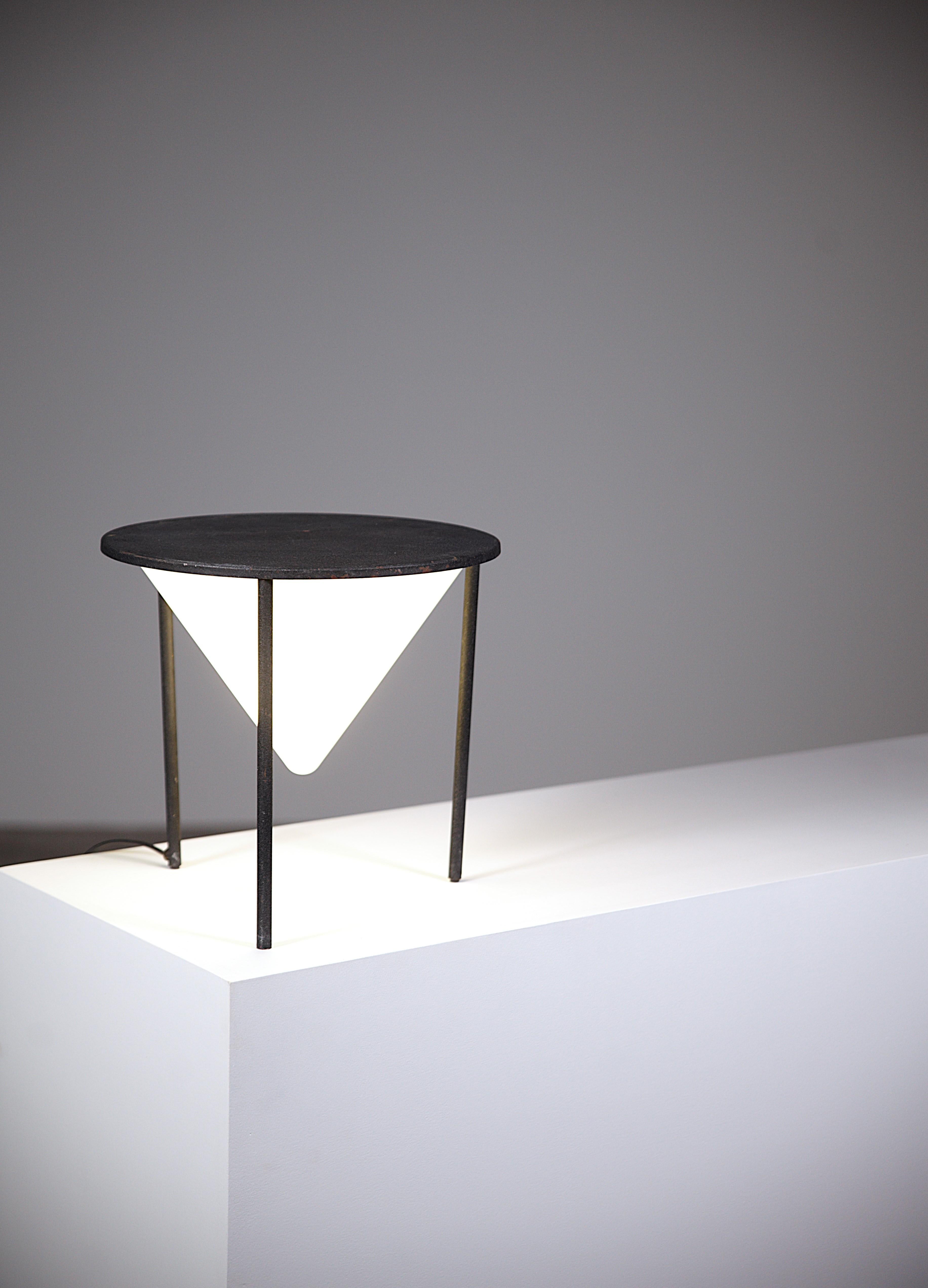 Una lámpara radical de Philippe Starck.

Editor : Les 3 Suisses
Modelo : Tamish

En buen estado original.

Informe : alguna pequeña falta de pintura, los pies de caucho se utilizan pero no impiden la estabilidad de la lámpara.