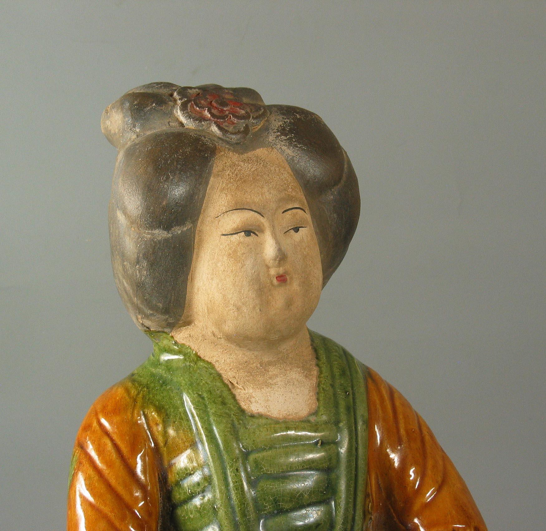 Figure d'une dame de cour en glaçure sancai de style Tang Bon état - En vente à Ottawa, Ontario
