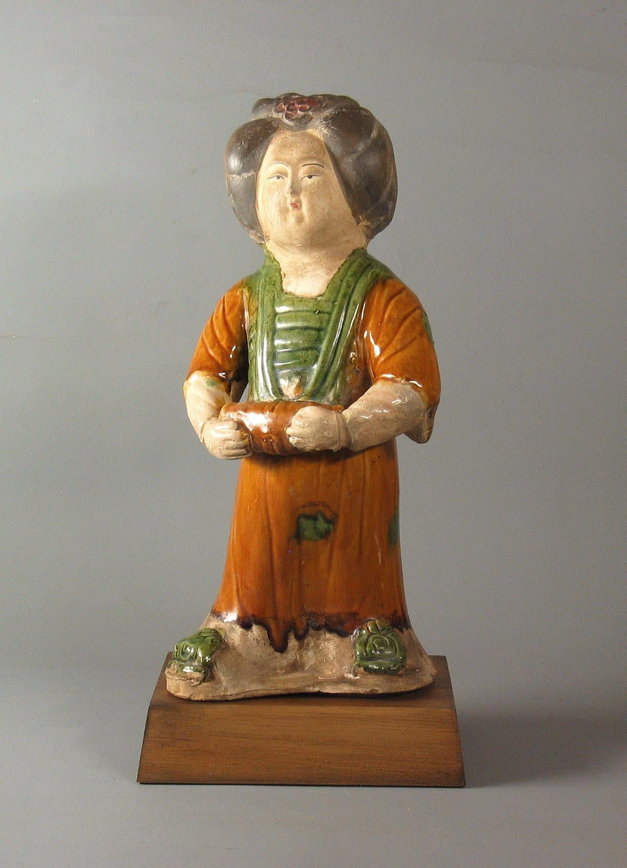 Poteries Figure d'une dame de cour en glaçure sancai de style Tang en vente