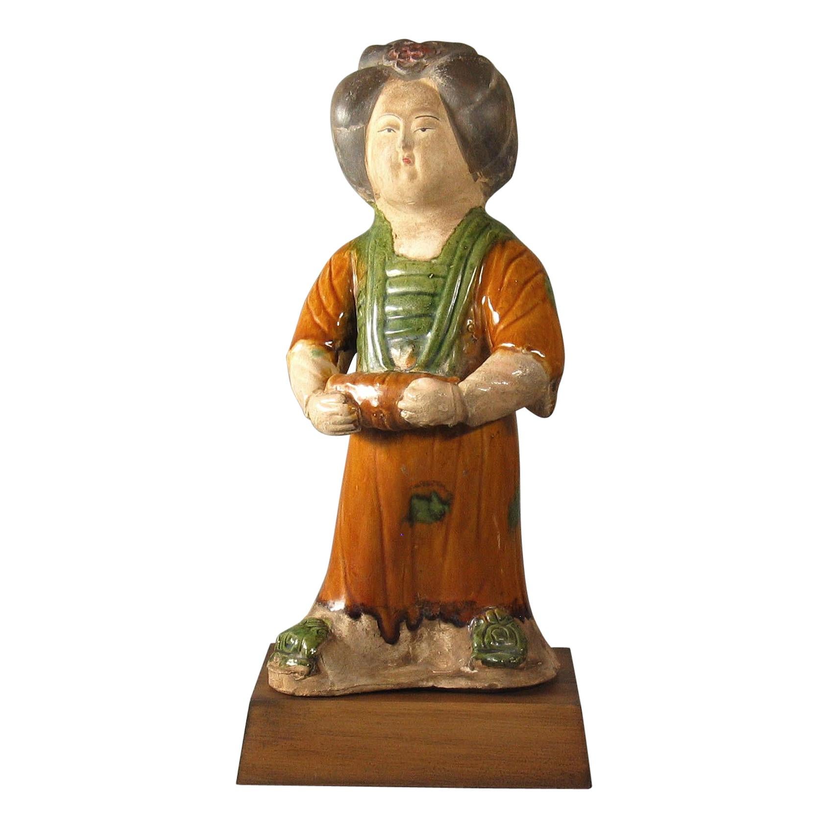 Figure d'une dame de cour en glaçure sancai de style Tang en vente