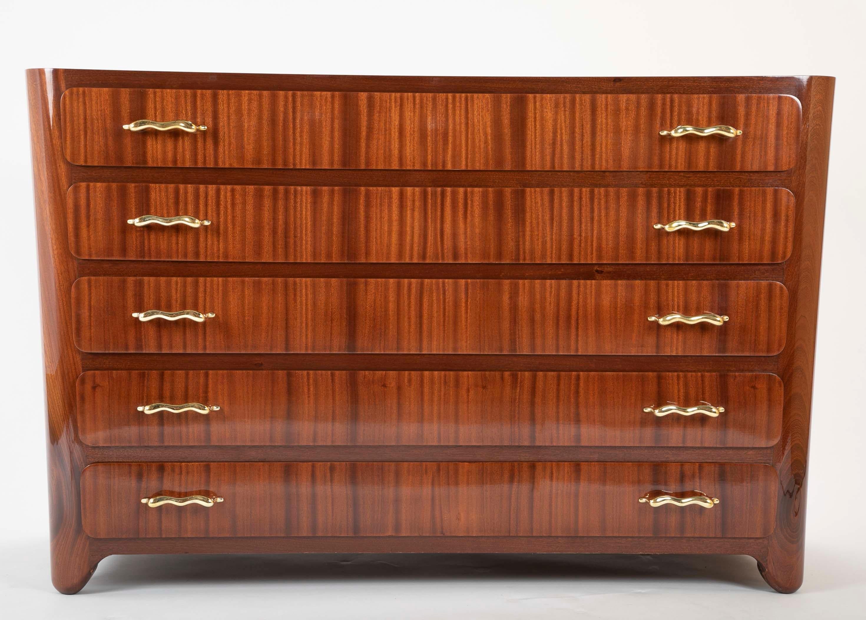 A first quality book matched Sapele mahogany chest designed by Guglielmo Ulrich, circa 1935. The sides of the chest have matched veneers that exsentuate the downward tapering of the both the carcas and the handles.
Similar examples can be seen in
