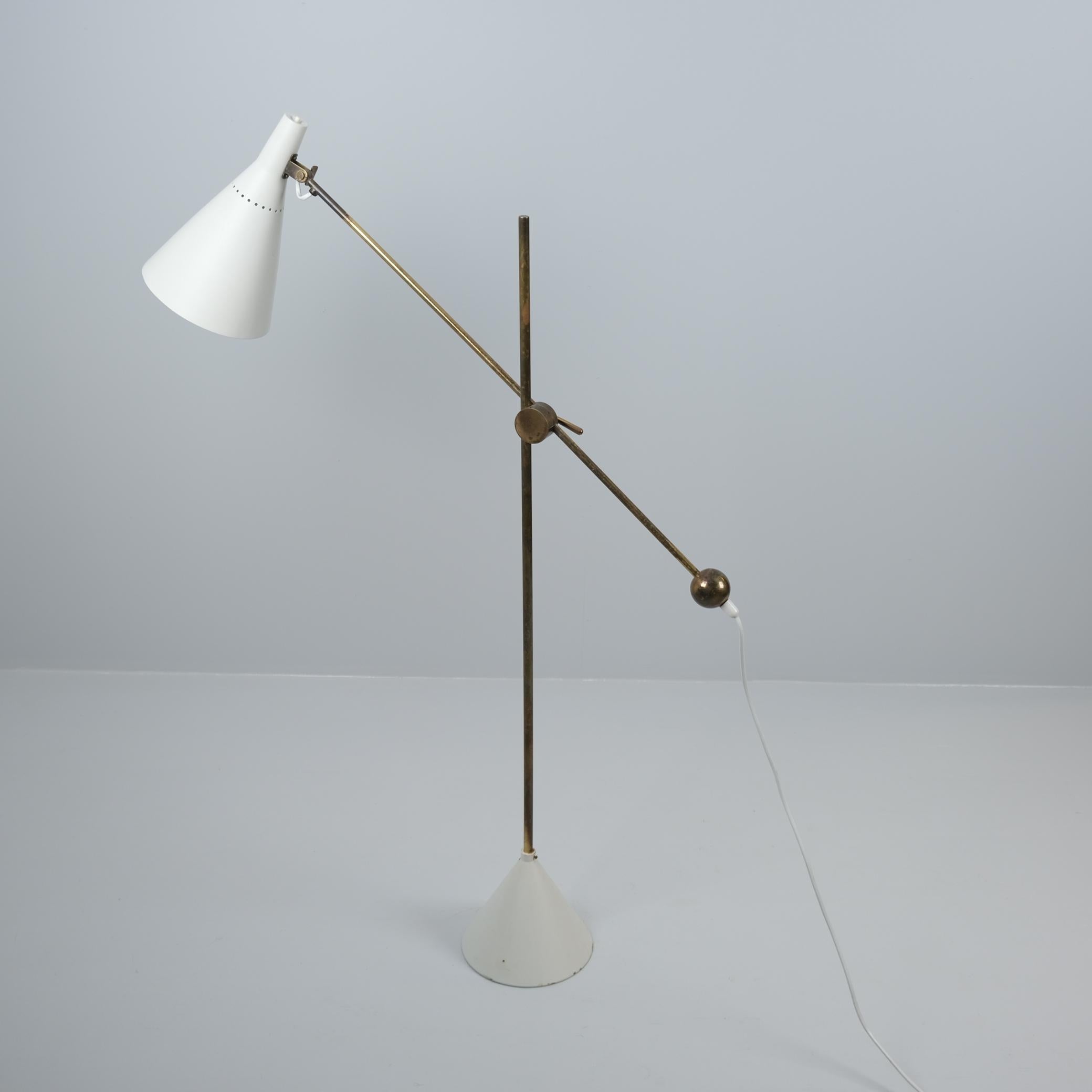 Una lampada da terra regolabile Tapio Wirkkala K10-11 in bianco e ottone, Idman 1950s in vendita 5