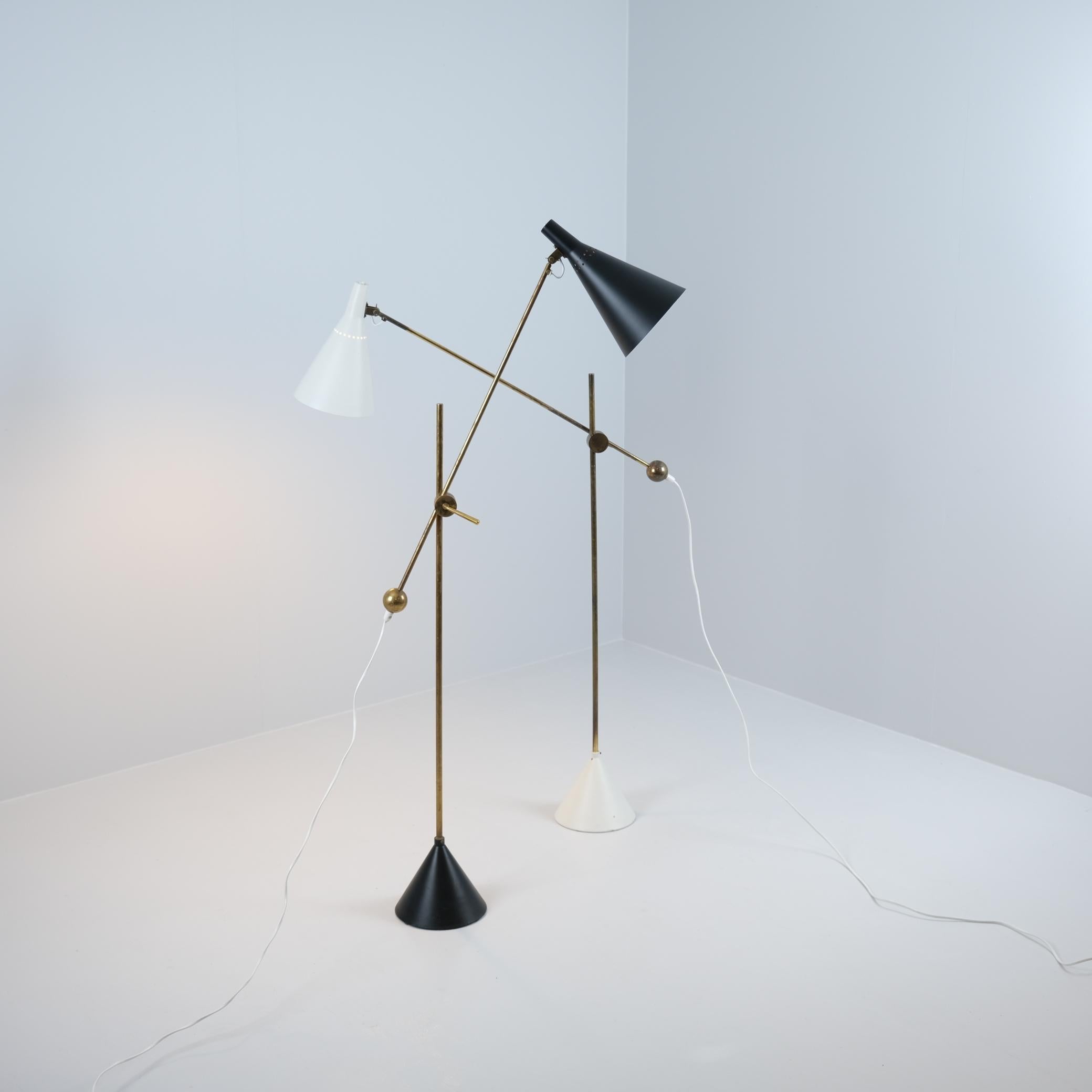 Una lampada da terra regolabile Tapio Wirkkala K10-11 in bianco e ottone, Idman 1950s in vendita 6