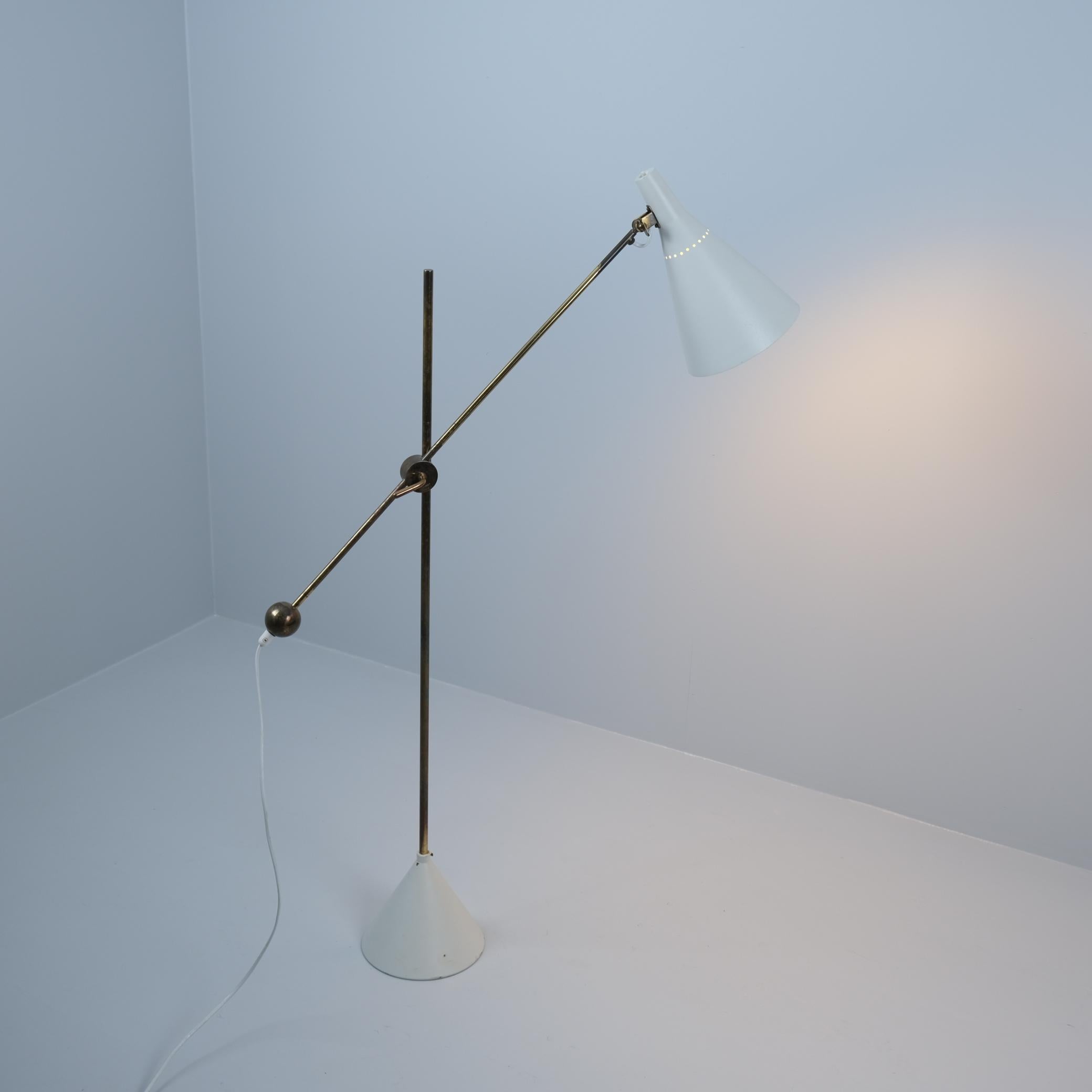 Questo esempio dell'iconica lampada da terra Tapio Wirkkala, prodotta e stampata da Idman, conserva tutte le parti originali ed è in ottime condizioni. La lampada è stata solo ricablata. In ogni caso in condizioni originali.
Il design di questa
