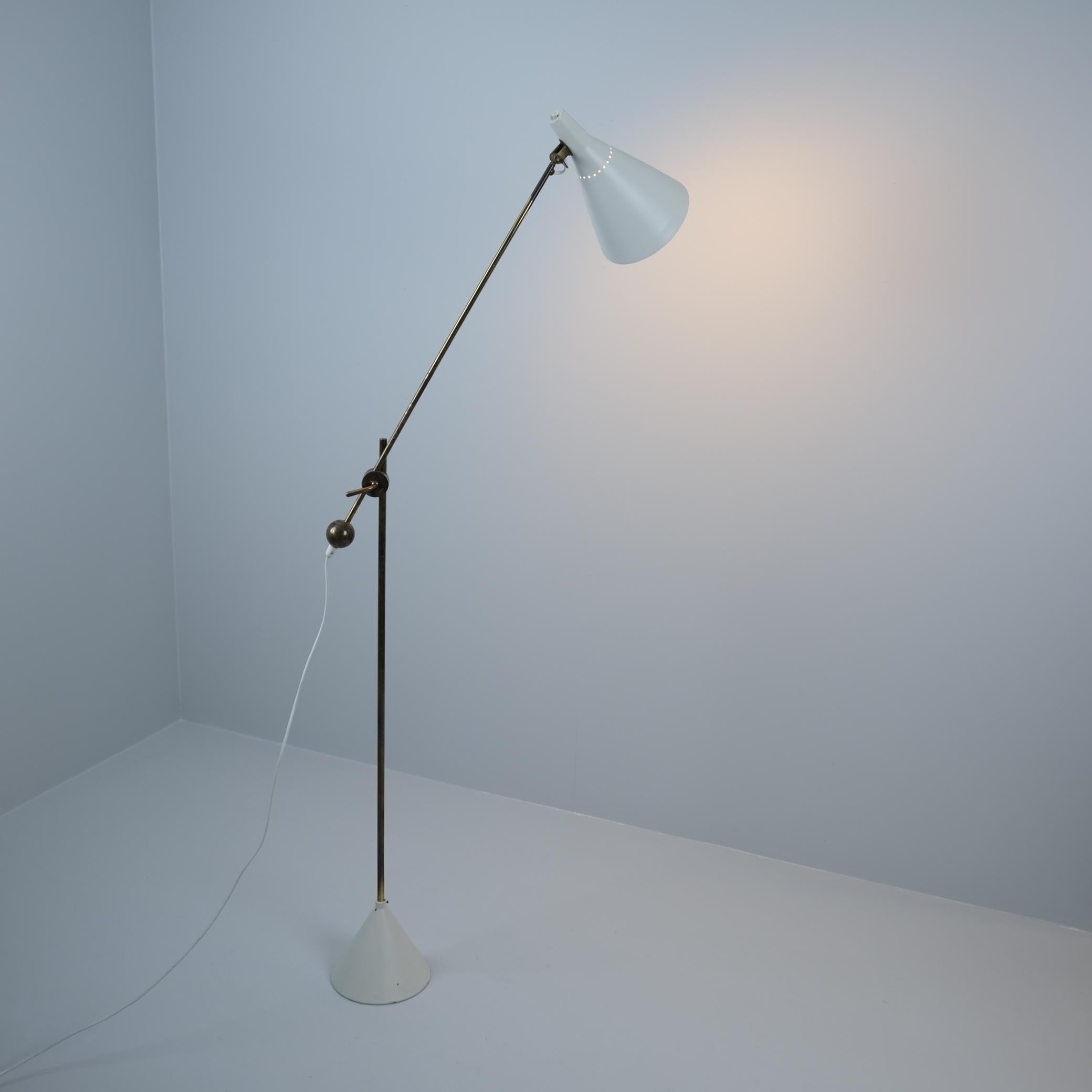 Scandinavo moderno Una lampada da terra regolabile Tapio Wirkkala K10-11 in bianco e ottone, Idman 1950s in vendita
