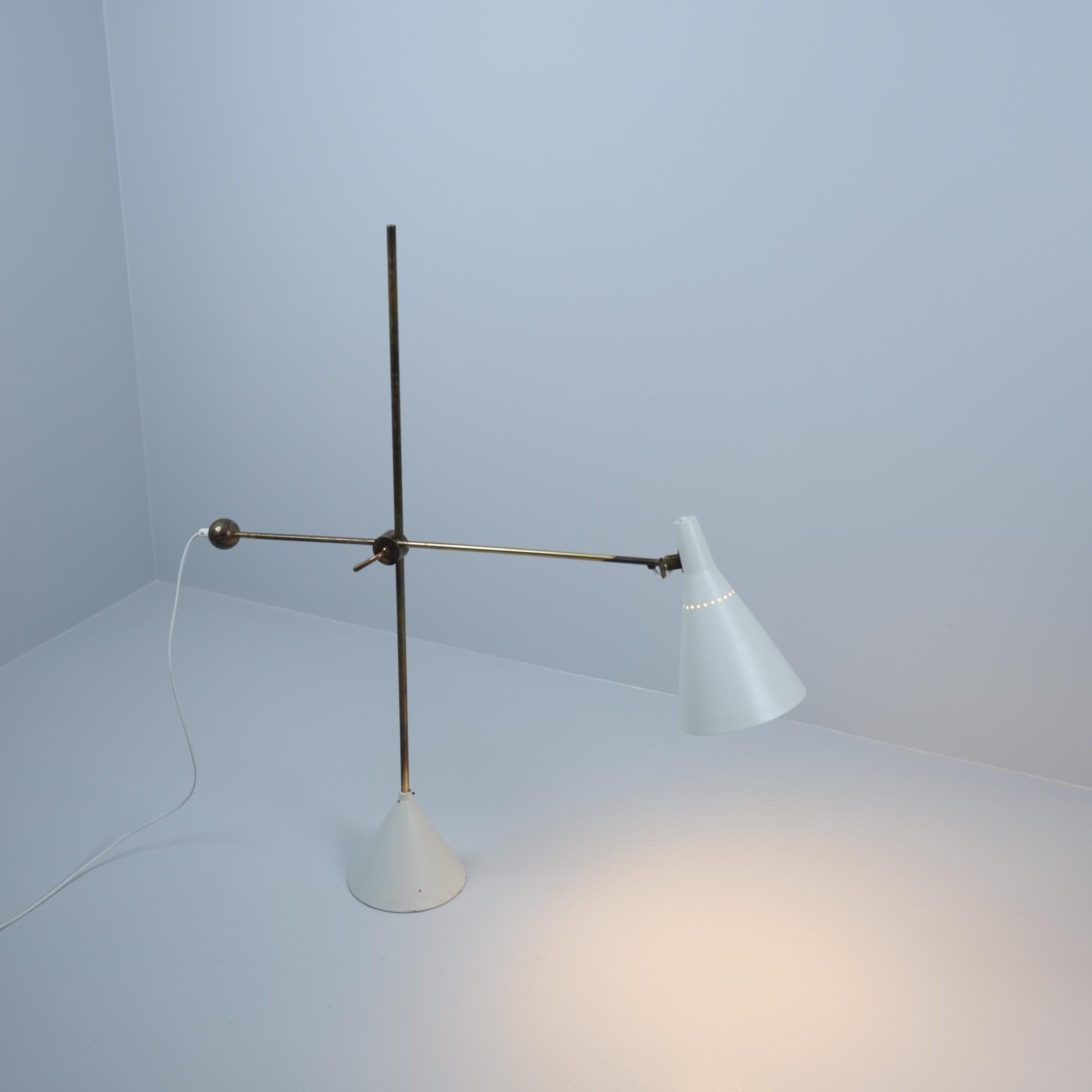 Finlandese Una lampada da terra regolabile Tapio Wirkkala K10-11 in bianco e ottone, Idman 1950s in vendita