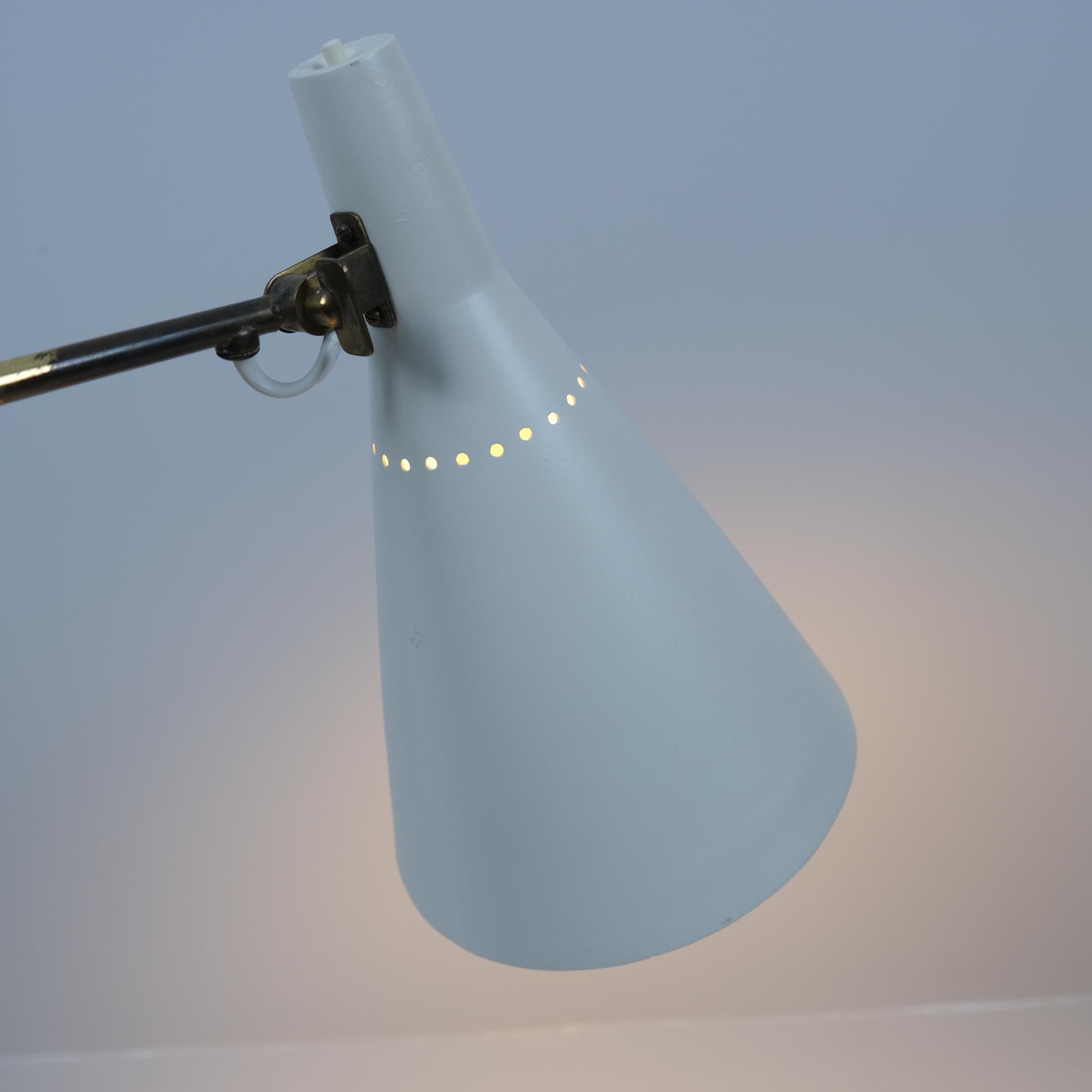 Metà XX secolo Una lampada da terra regolabile Tapio Wirkkala K10-11 in bianco e ottone, Idman 1950s in vendita