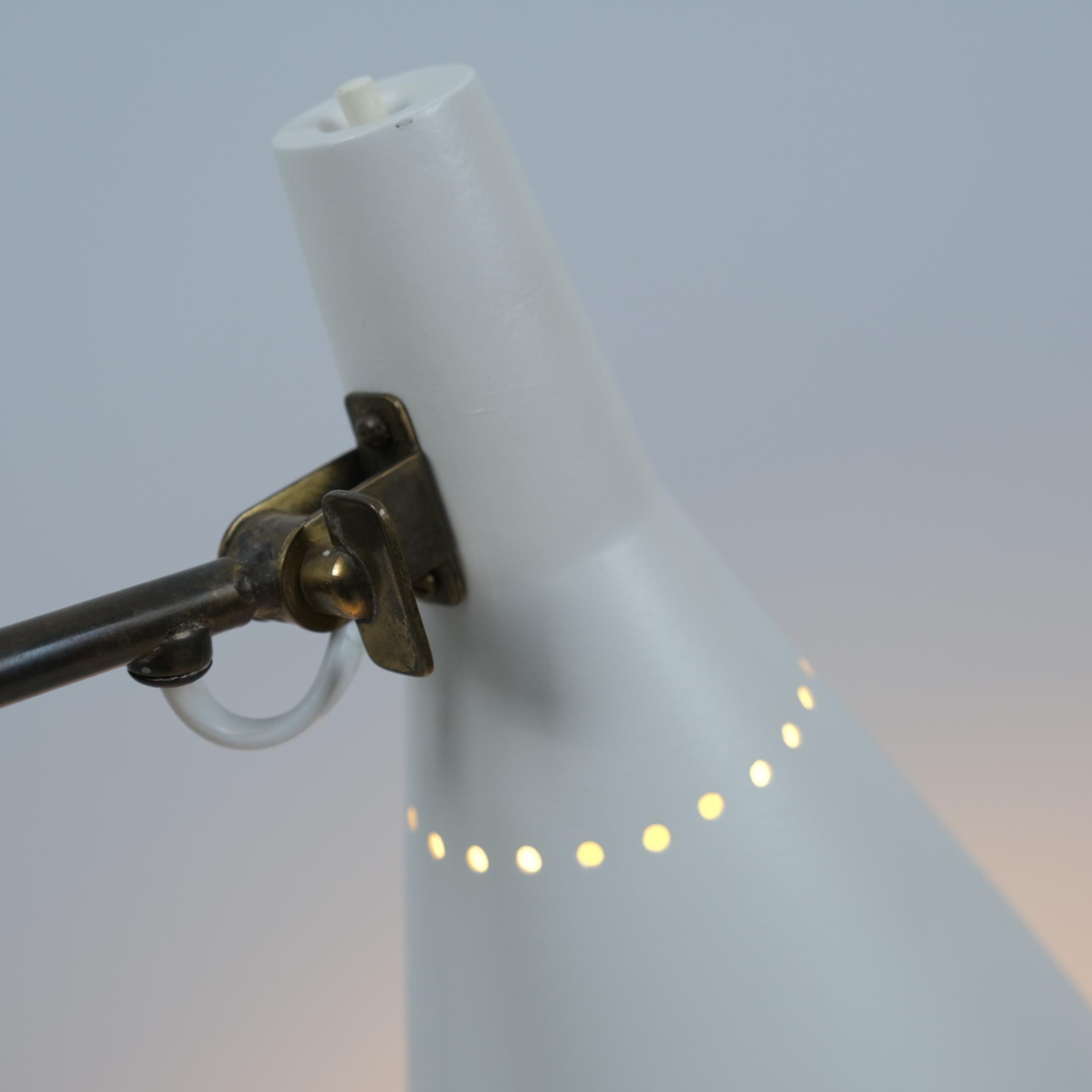 Ottone Una lampada da terra regolabile Tapio Wirkkala K10-11 in bianco e ottone, Idman 1950s in vendita