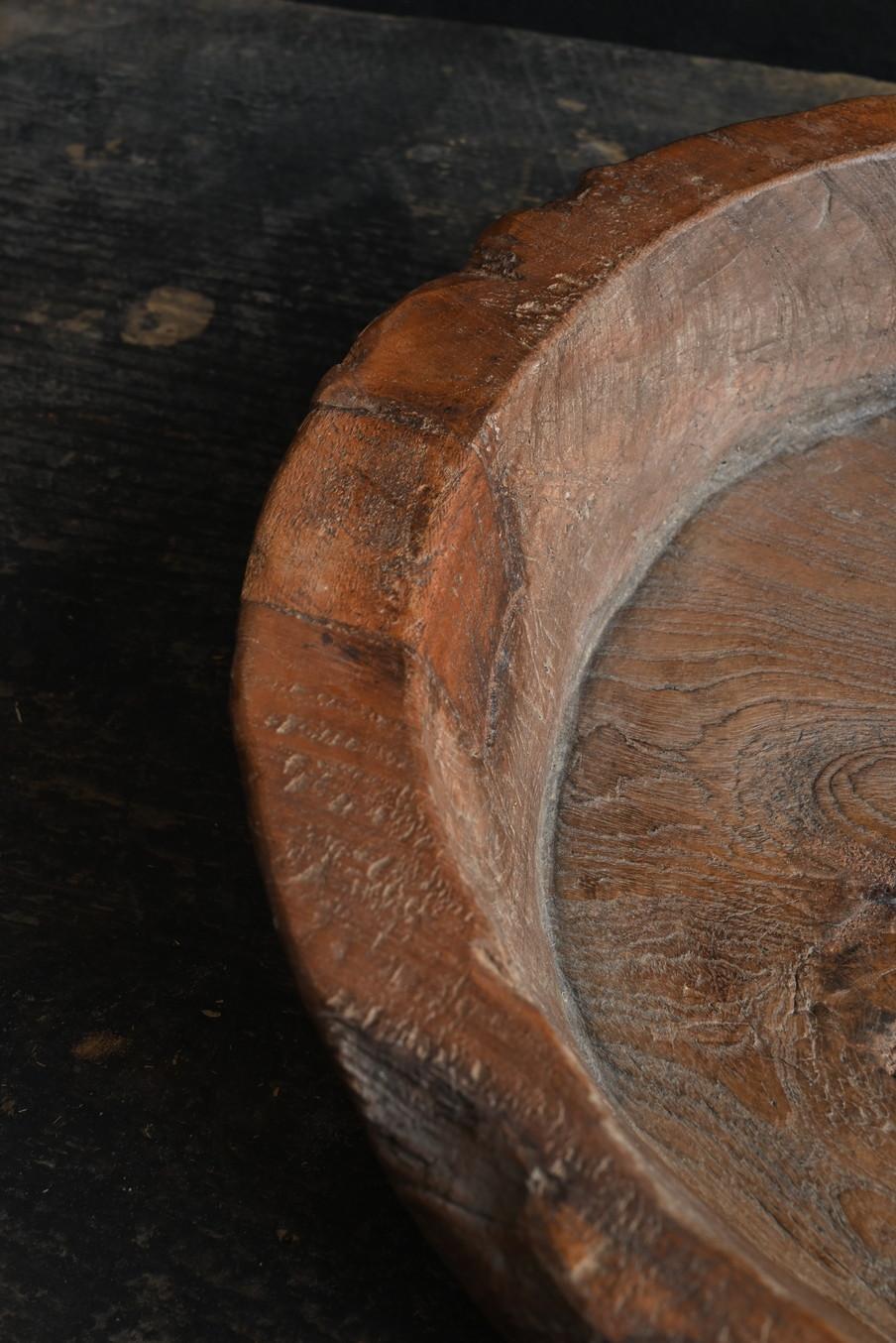 A tasteful wooden bowl from Southeast Asia / 20th century / tray-shaped object For Sale 4