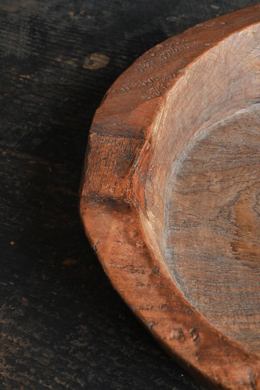 A tasteful wooden bowl from Southeast Asia / 20th century / tray-shaped object For Sale 5
