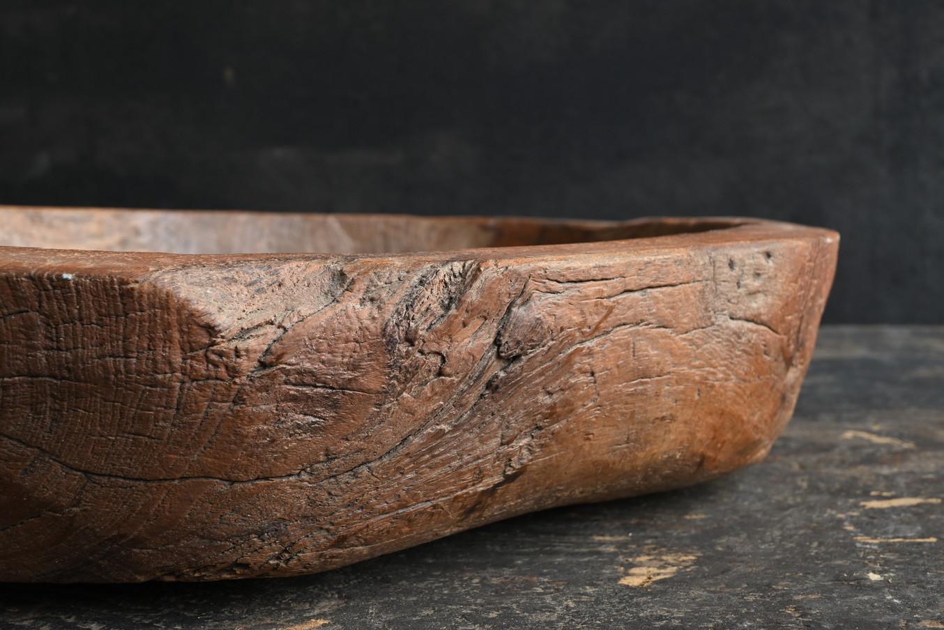 A tasteful wooden bowl from Southeast Asia / 20th century / tray-shaped object For Sale 7
