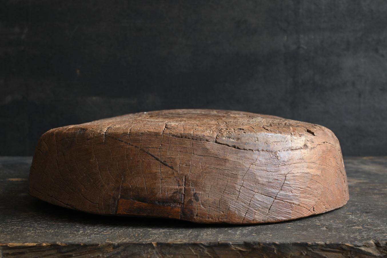 A tasteful wooden bowl from Southeast Asia / 20th century / tray-shaped object For Sale 9