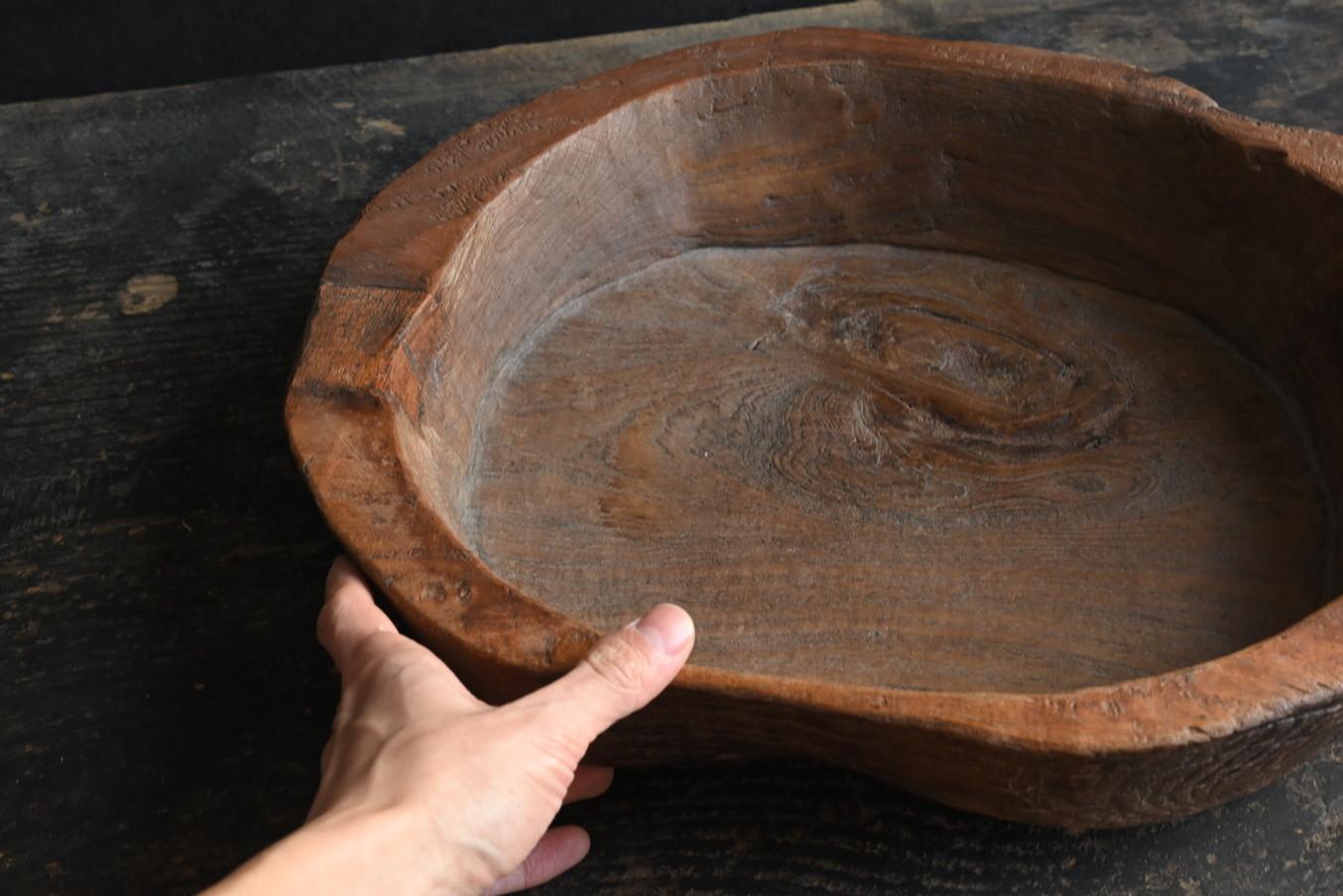 A tasteful wooden bowl from Southeast Asia / 20th century / tray-shaped object For Sale 10