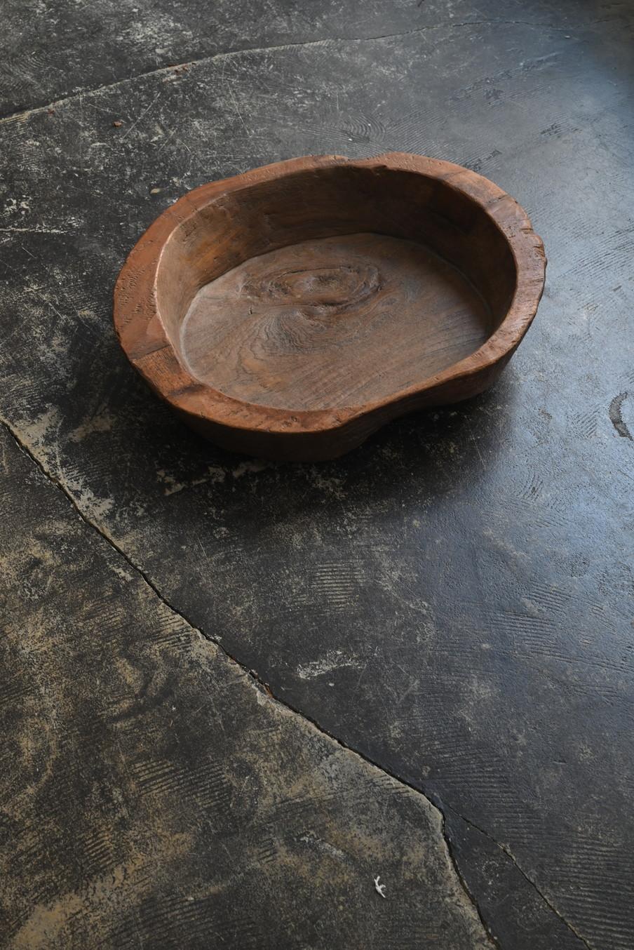A tasteful wooden bowl from Southeast Asia / 20th century / tray-shaped object For Sale 11
