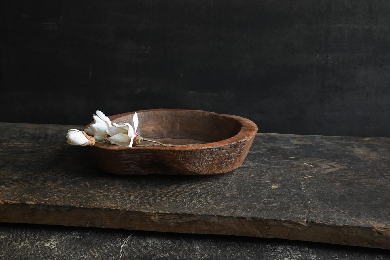 Other A tasteful wooden bowl from Southeast Asia / 20th century / tray-shaped object For Sale