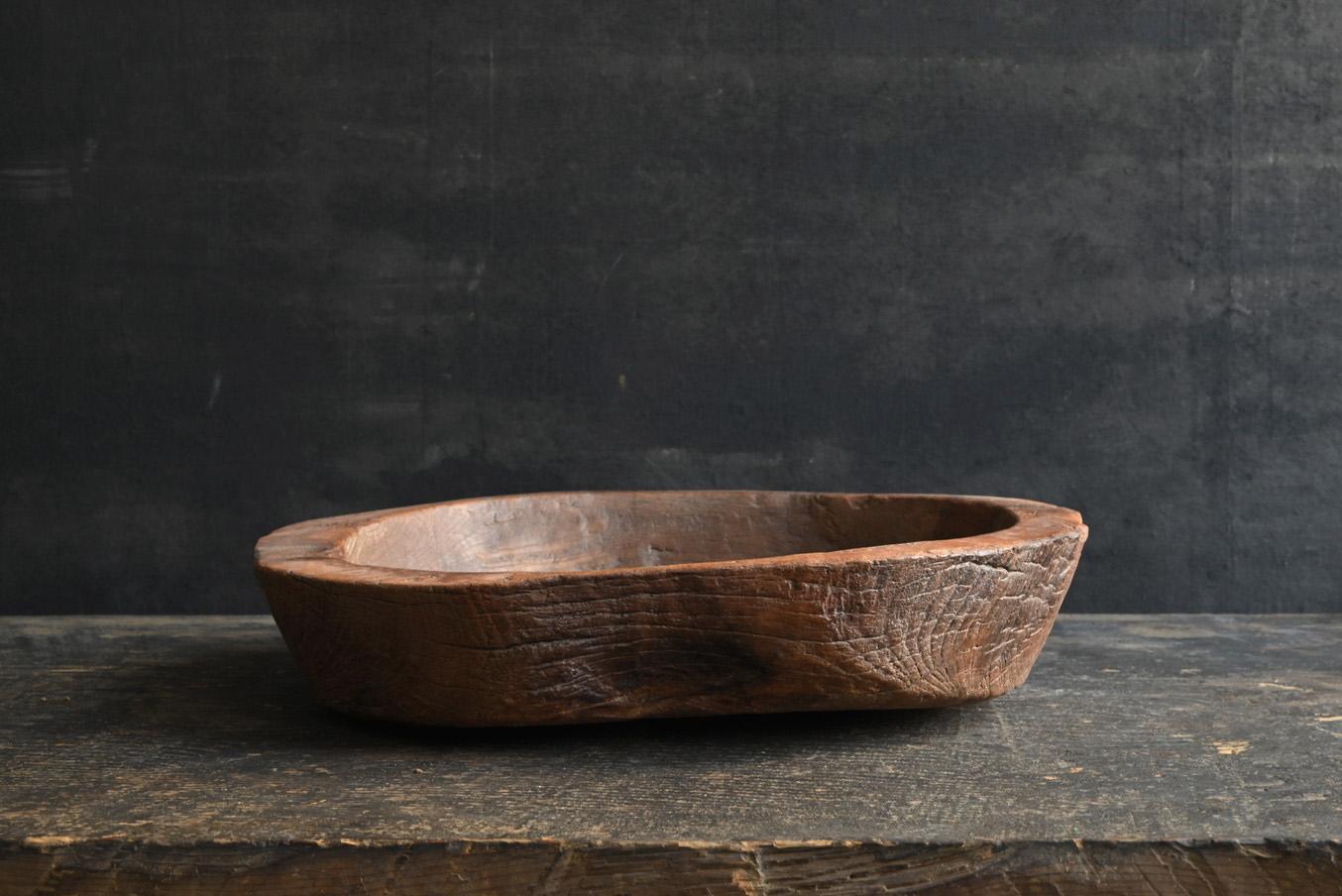 Hand-Carved A tasteful wooden bowl from Southeast Asia / 20th century / tray-shaped object For Sale