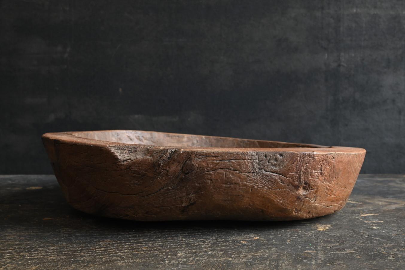 20th Century A tasteful wooden bowl from Southeast Asia / 20th century / tray-shaped object For Sale