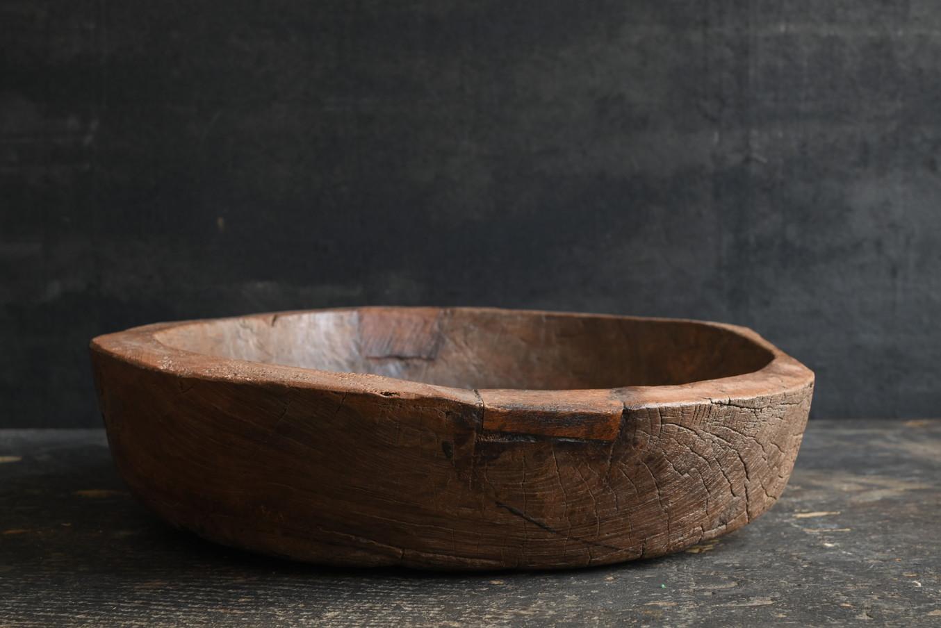 Wood A tasteful wooden bowl from Southeast Asia / 20th century / tray-shaped object For Sale