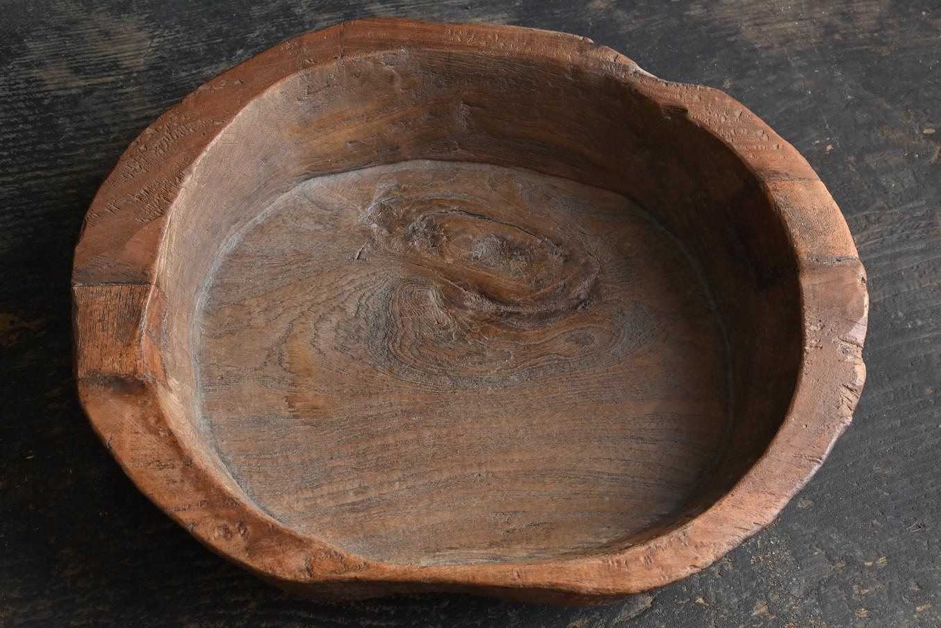 A tasteful wooden bowl from Southeast Asia / 20th century / tray-shaped object For Sale 1
