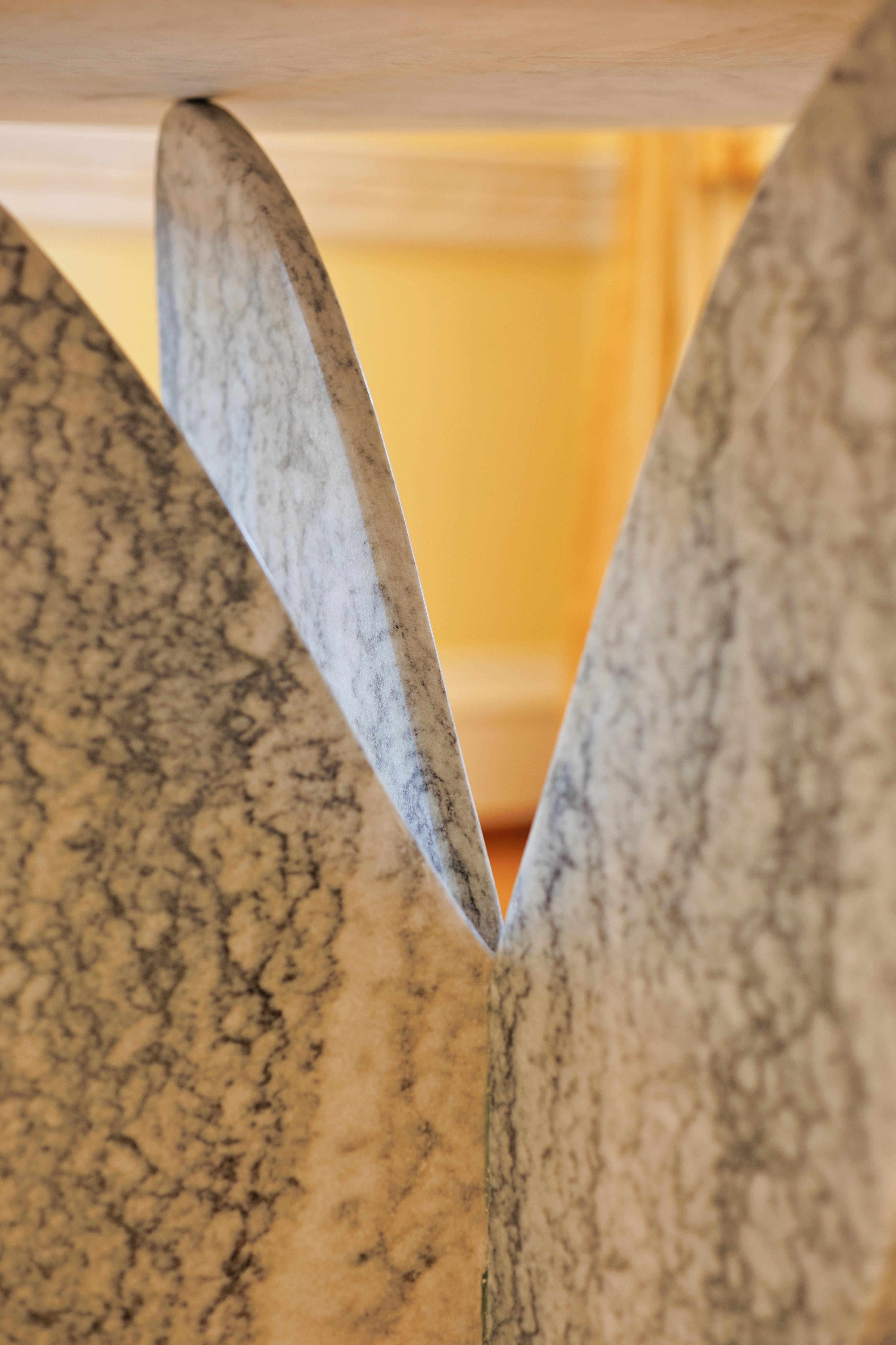 A Tavola - Mesa de comedor escultórica de mármol Cristallina Swiss en venta