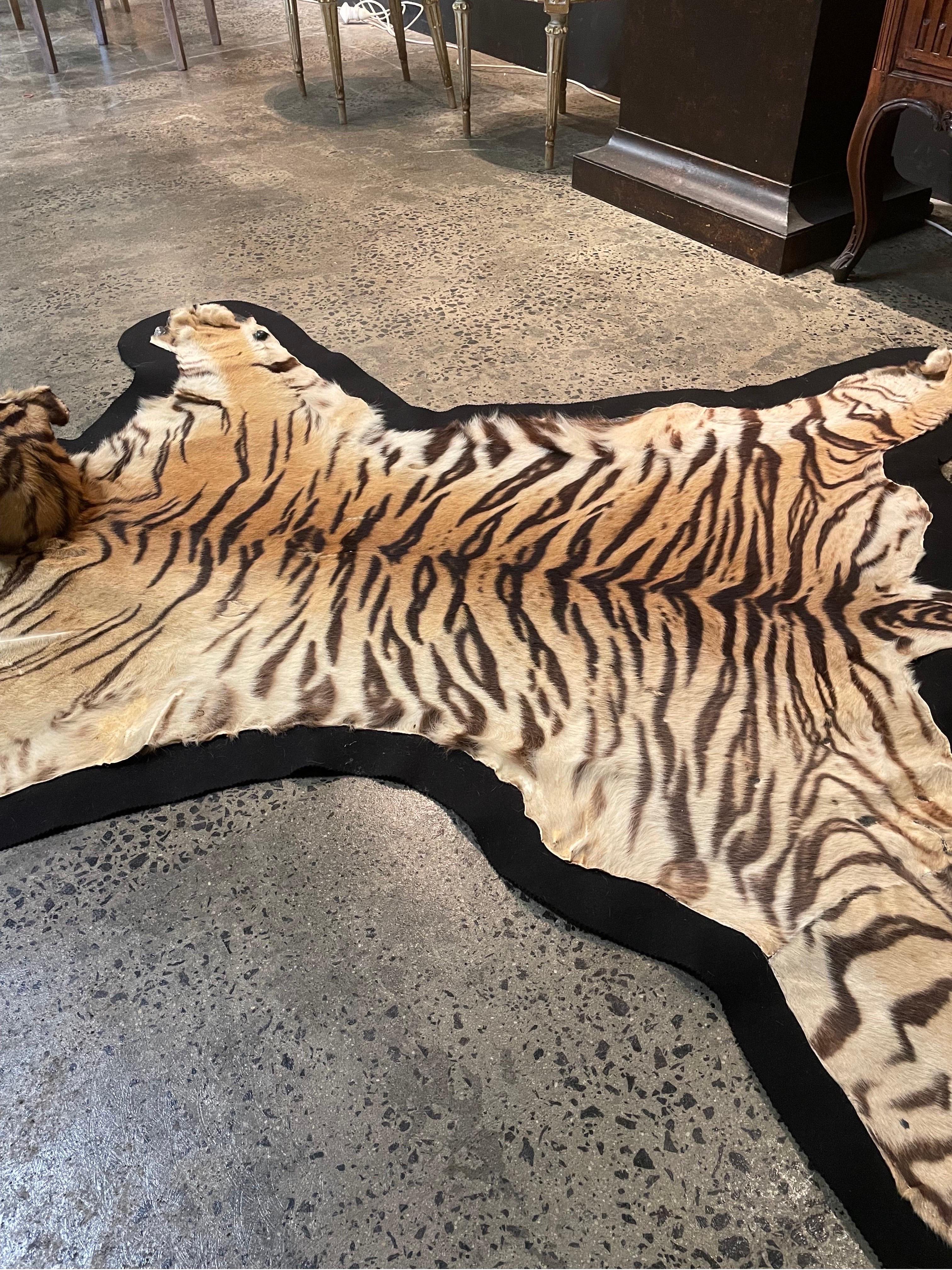 Taxidermied Tigerhaut-Teppich, 20. Jahrhundert (Tierleder) im Angebot