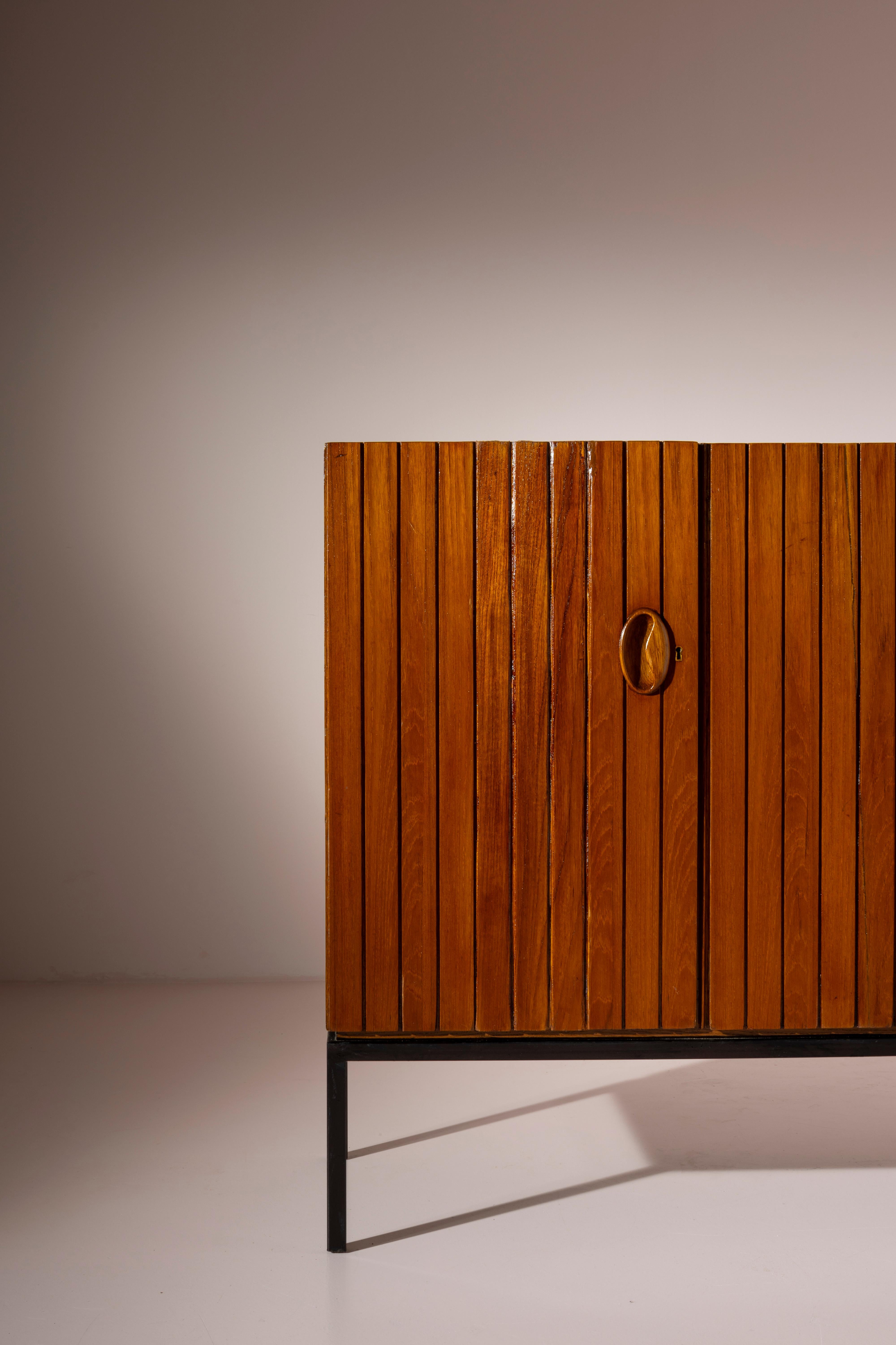 A teak and metal credenza made by Barraja Palermo, Italy, 1950s In Good Condition For Sale In Chiavari, Liguria