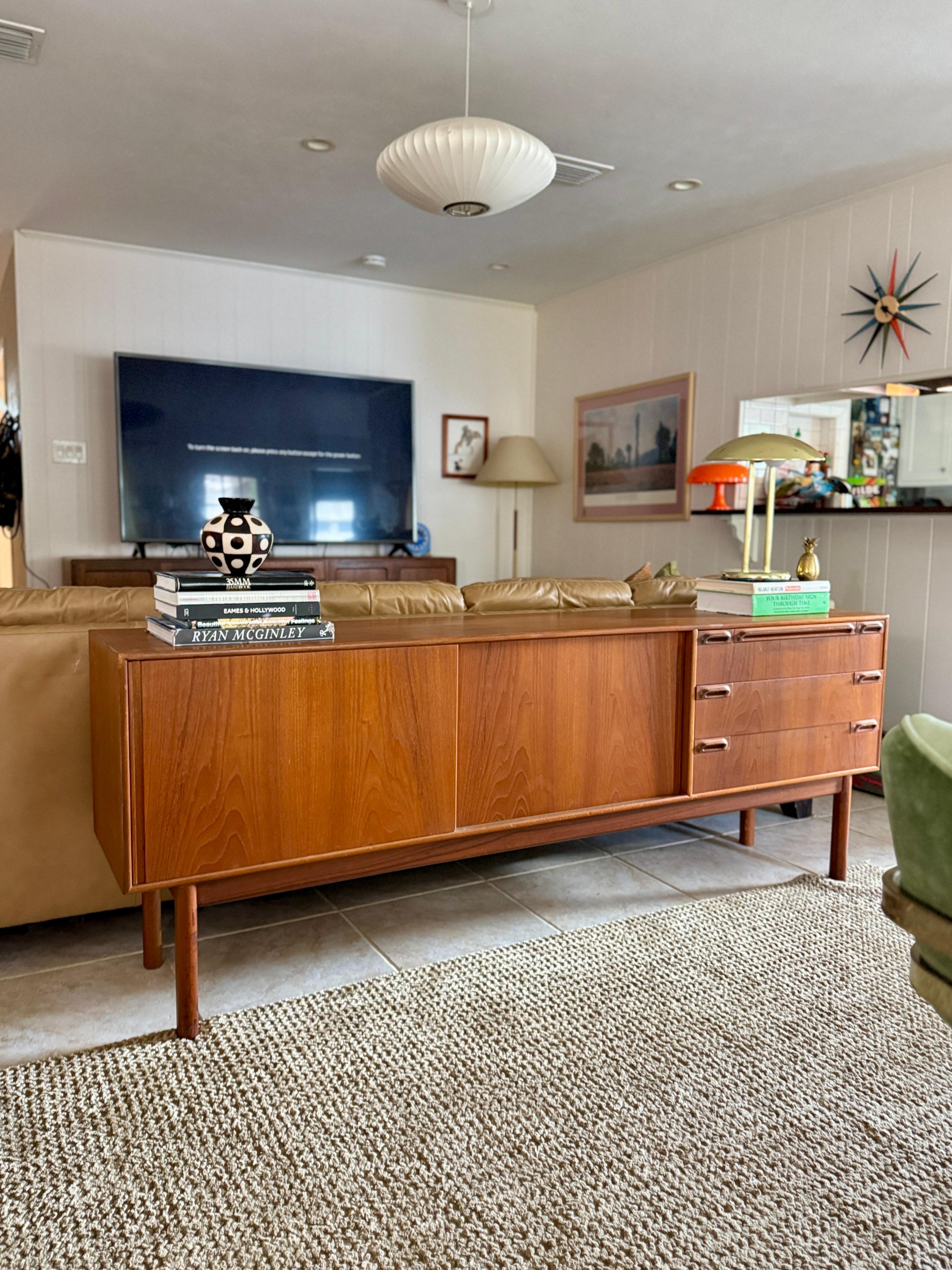 Mid-Century moderno Una credenza 