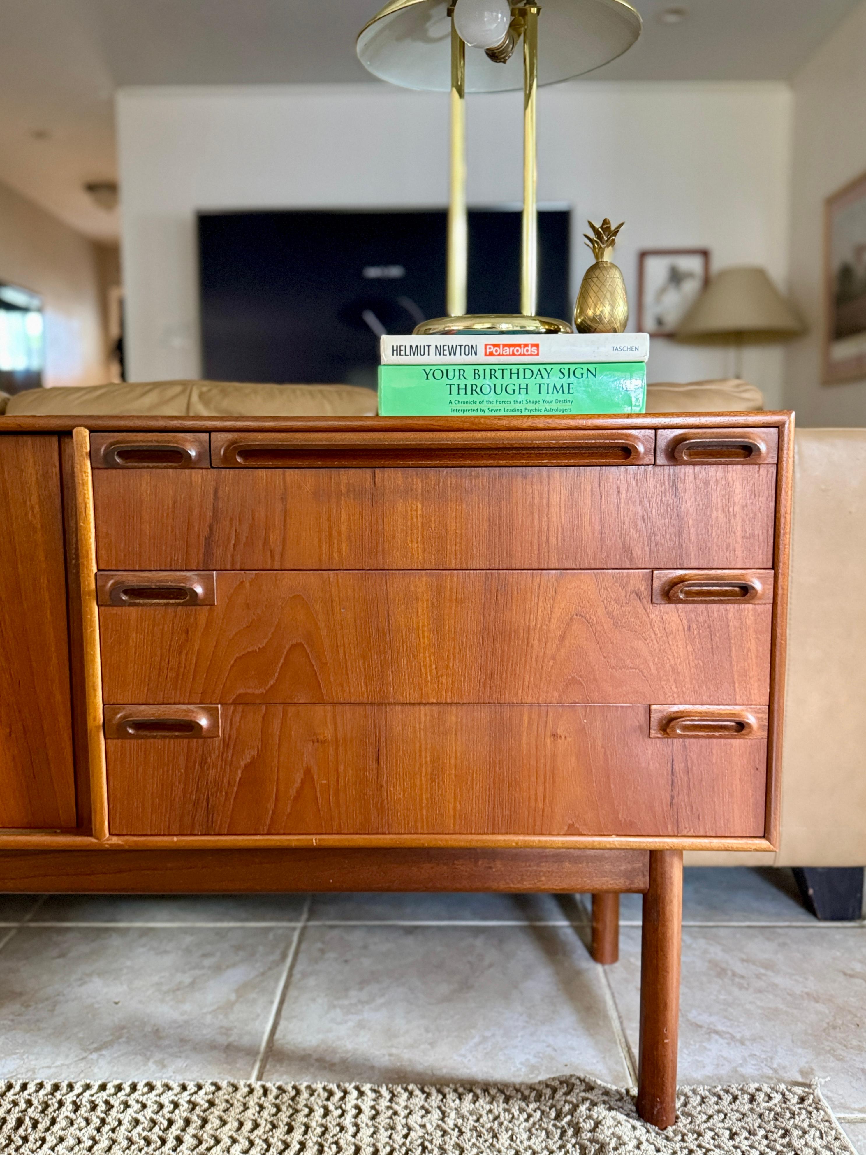Impiallacciato Una credenza 