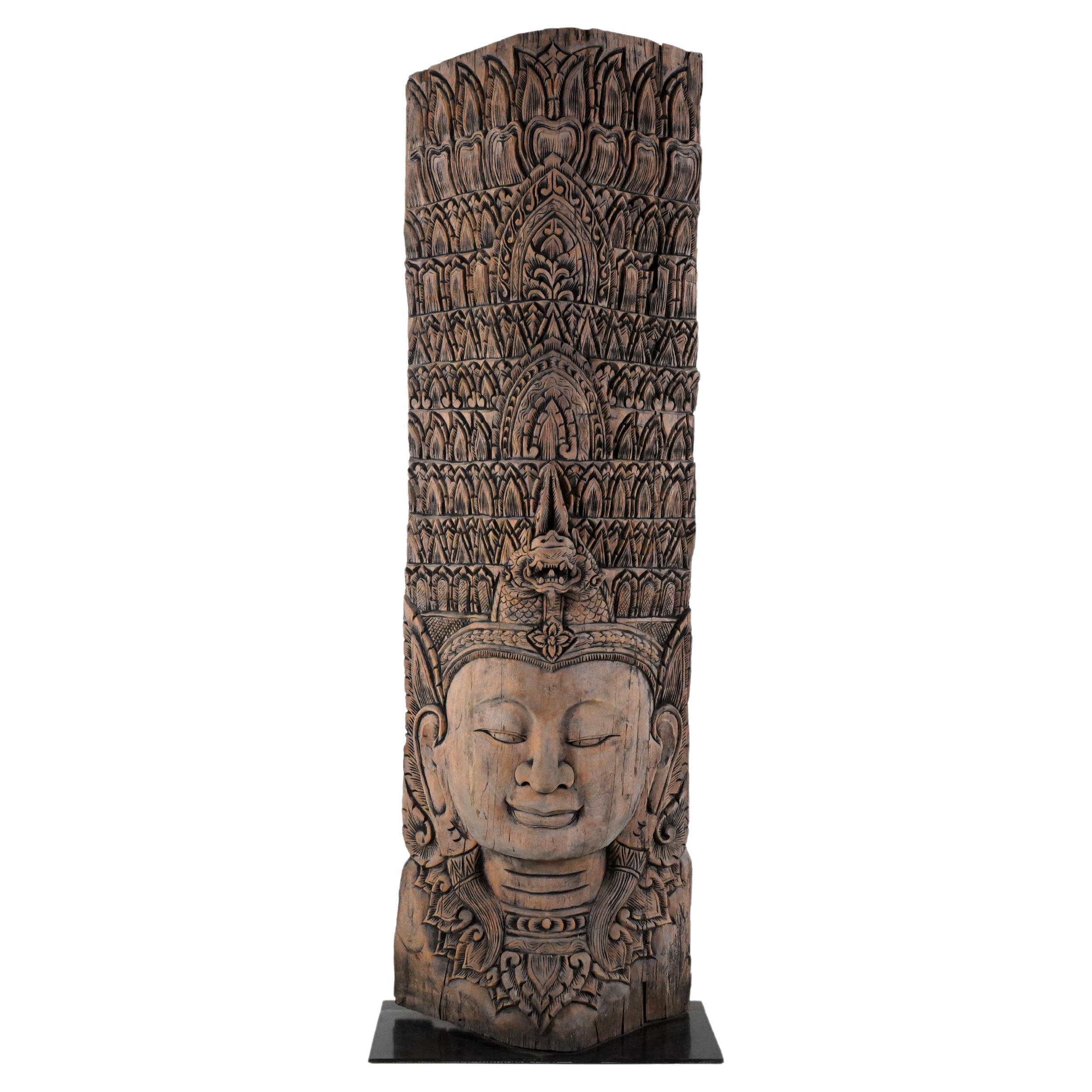 Sculpture en bois de teck d'une déesse cambodgienne Apsara