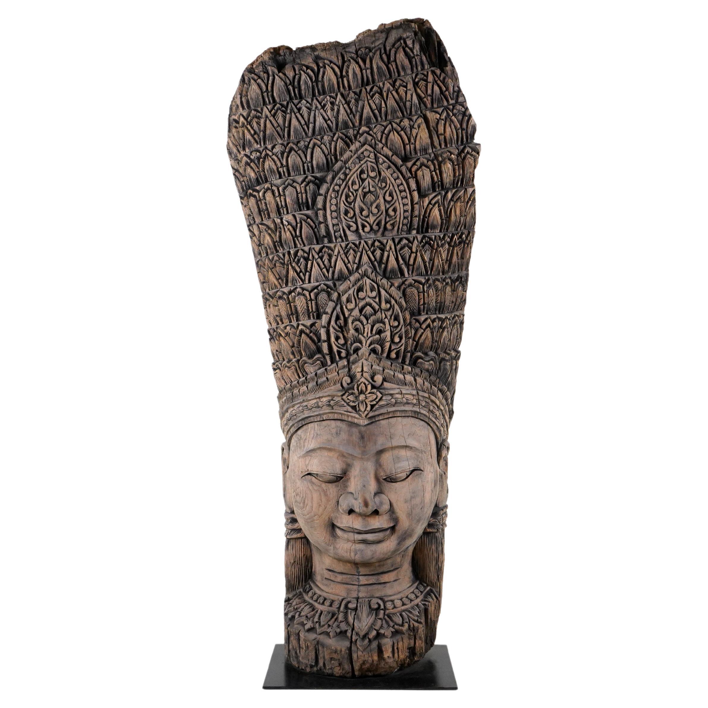 Scultura in Wood Wood di una Dea Apsara cambogiana in vendita