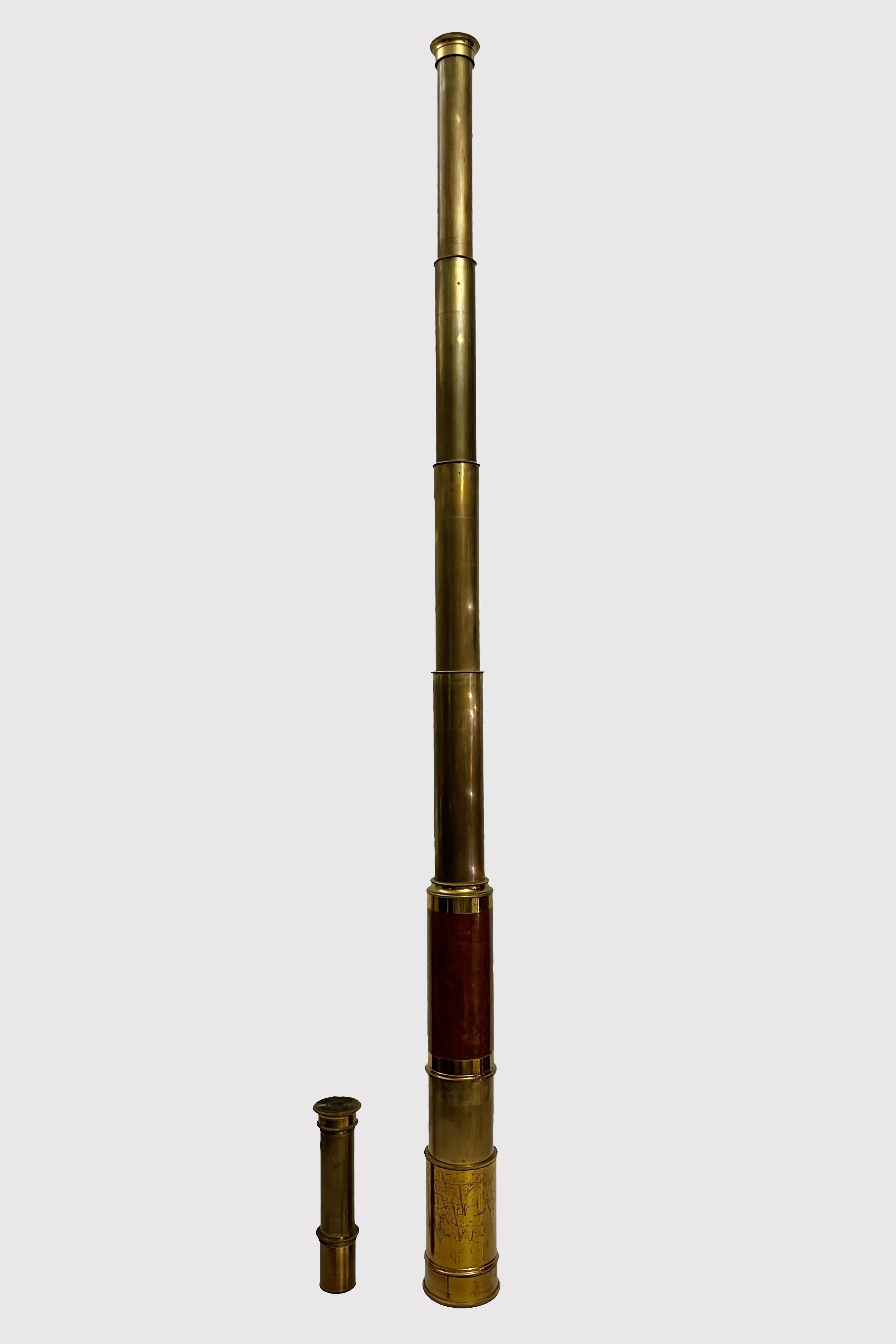 Mahogany case with telescope, four extractions, brass and maple leaf. Germany second half of 19th century. 