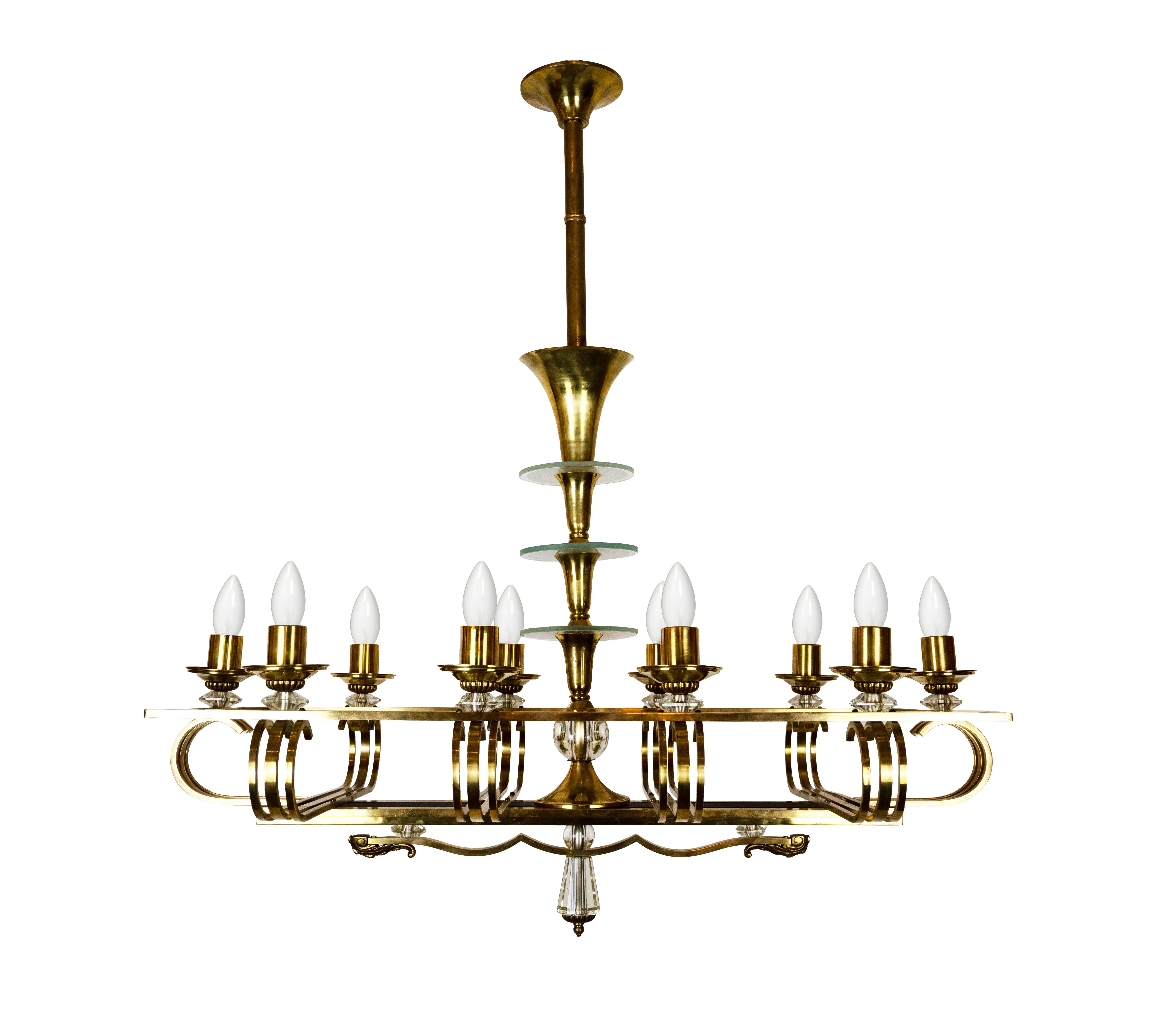 Lustre Art Déco français à dix lumières de taille impressionnante. Le cadre rectangulaire en bronze patiné, avec des détails feuillagés, est à l'origine de dix chandeliers en bronze moulé, avec des détails perlés, chacun contenant une douille de