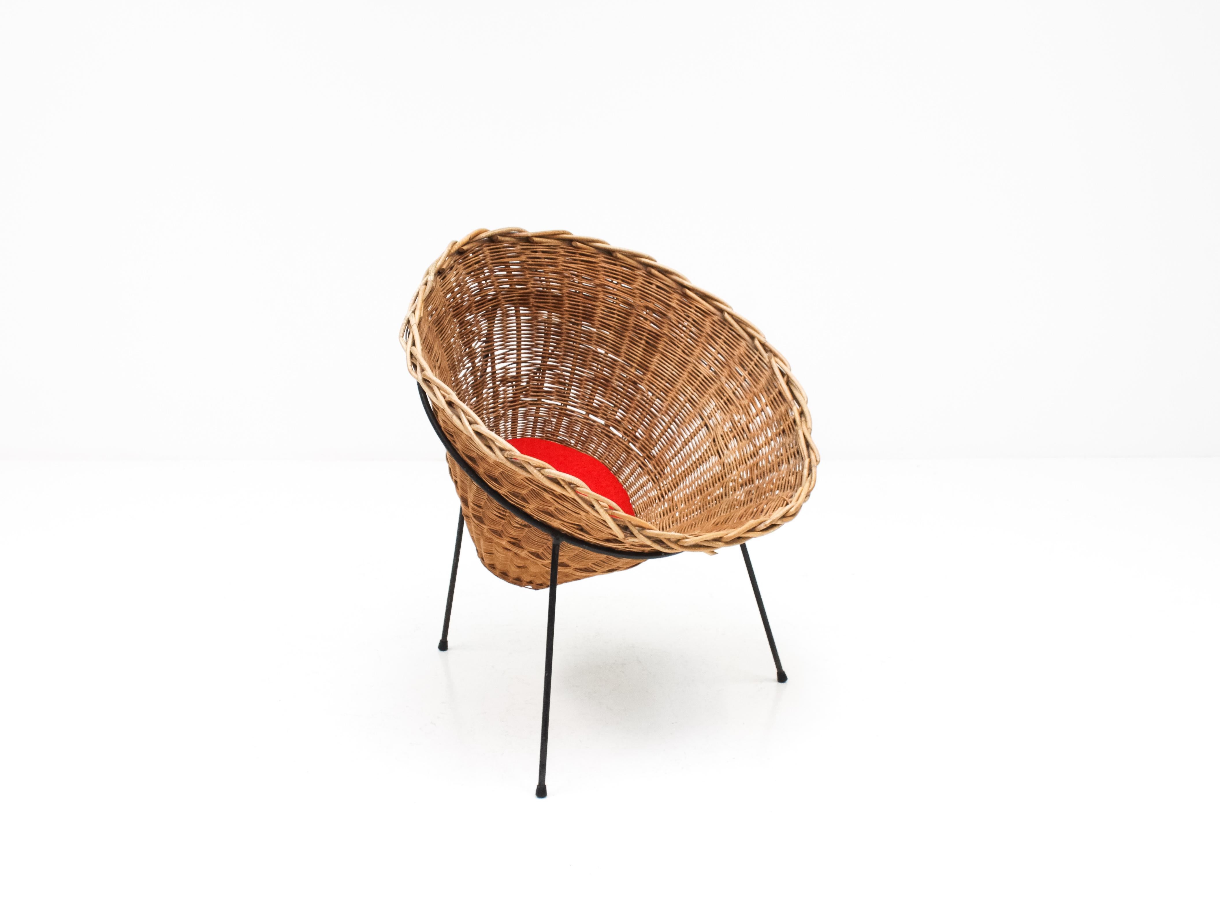 A Terence Conran C8 cone chair, Conran Furniture, England, 1954.

A seldom found Terence Conran C8 cone chair. Dating from 1954 this is an early example which was produced by Conran Furniture.

The willow basket weave sits on a tripod steel rod