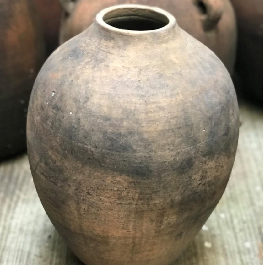 Livier is a terracotta lamp base discovered in an artist studio in Jalisco, Mexico. The light and dark tones of this aging piece makes for a great a decorative interior accessory or a lamp base.

Livier
Jalisco, Mexico,
circa 2010
Dimensions: